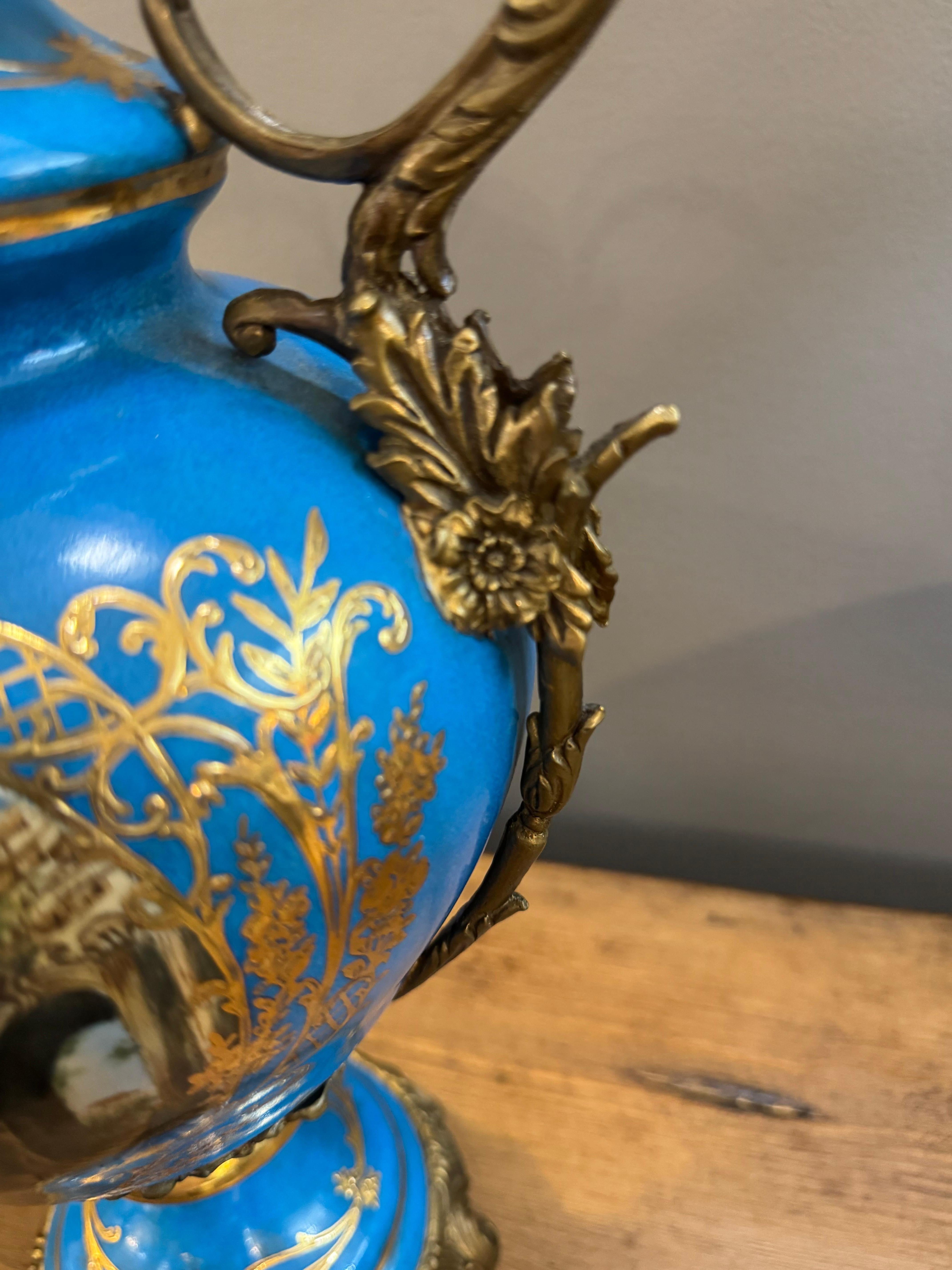 Urna francese in porcellana blu reale dipinta a mano del 20° secolo, in ormolu Sèvres in vendita 2