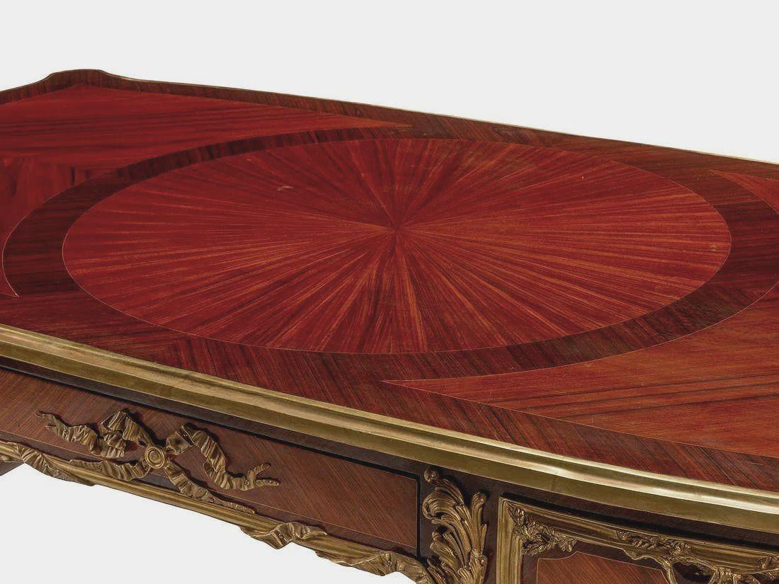 Eine außergewöhnliche und reich bestückte Kommode im Louis XV-Stil aus Königsholz mit exquisiten Beschlägen aus Goldbronze (Ormolu) und handgemalten Plaketten. Die serpentinenförmige, rechteckige Platte ist mit luxuriösen Königsholzfurnieren