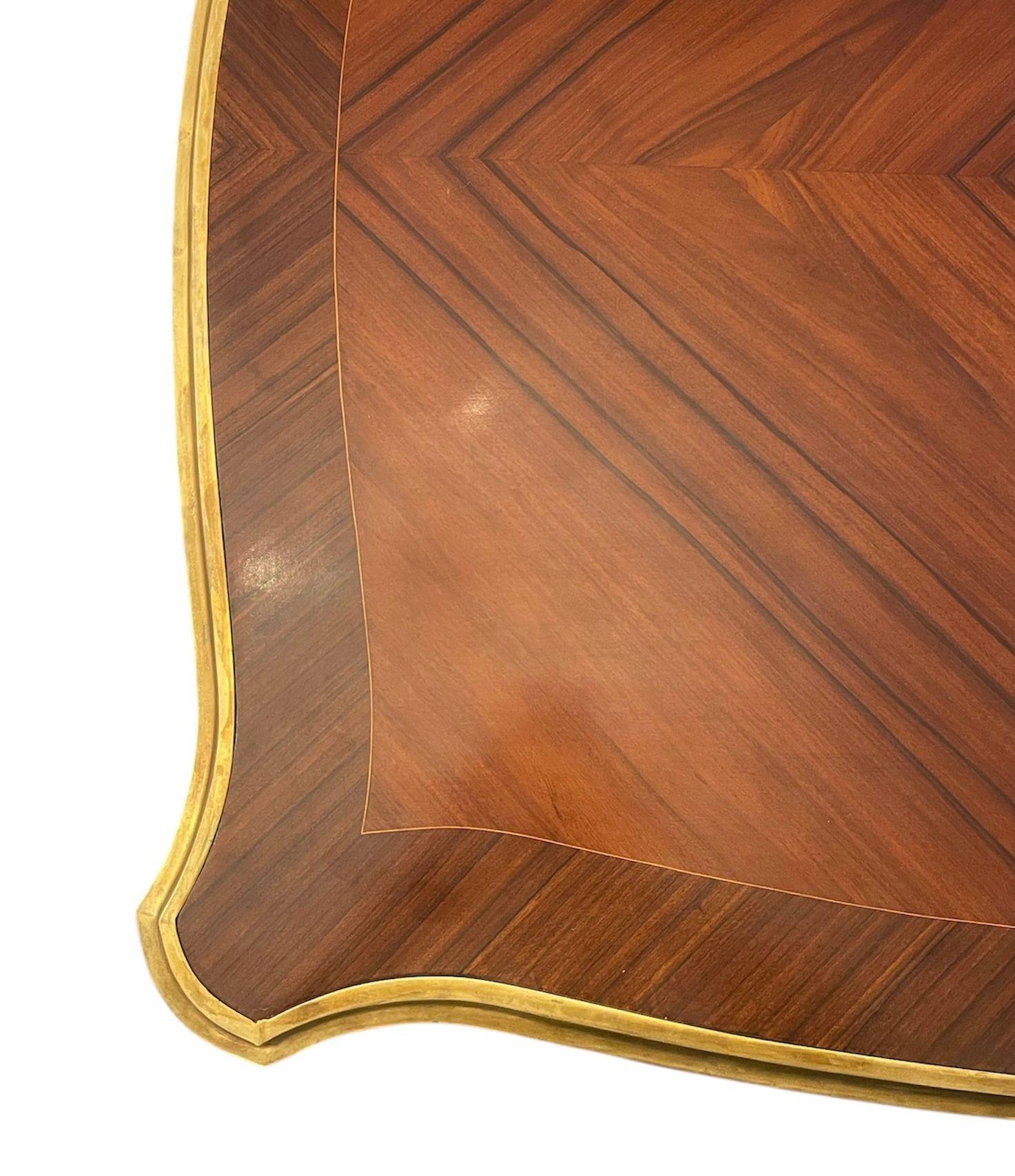 Französisch 20. C. Louis XV Stil Bronze montiert-Königsholz & Plaque-Inset Bureau Plat im Zustand „Gut“ im Angebot in Los Angeles, CA