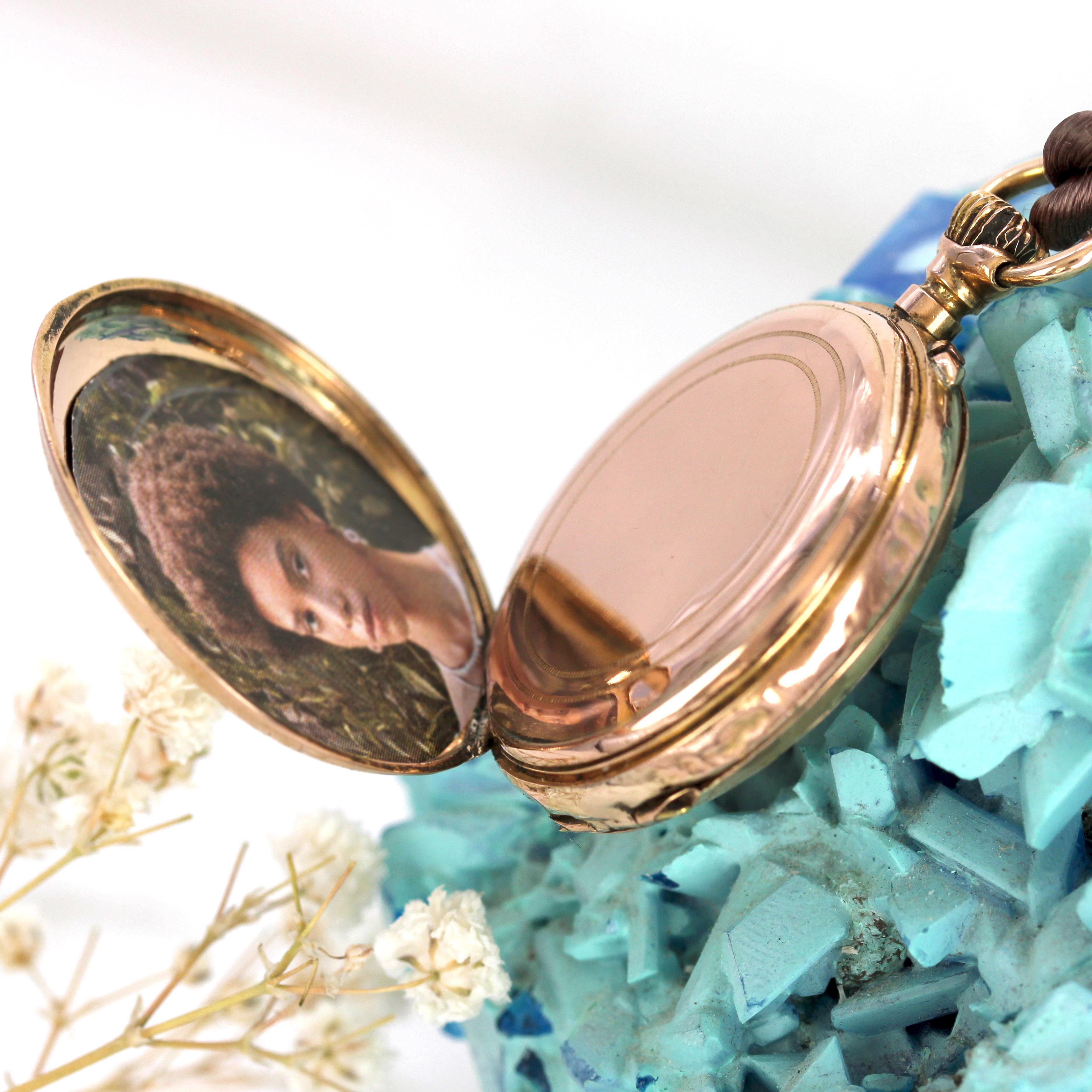 Französisch 20. Jahrhundert 18 Karat Rose Gold Abzeichen Muster Taschenuhr Anhänger im Angebot 7