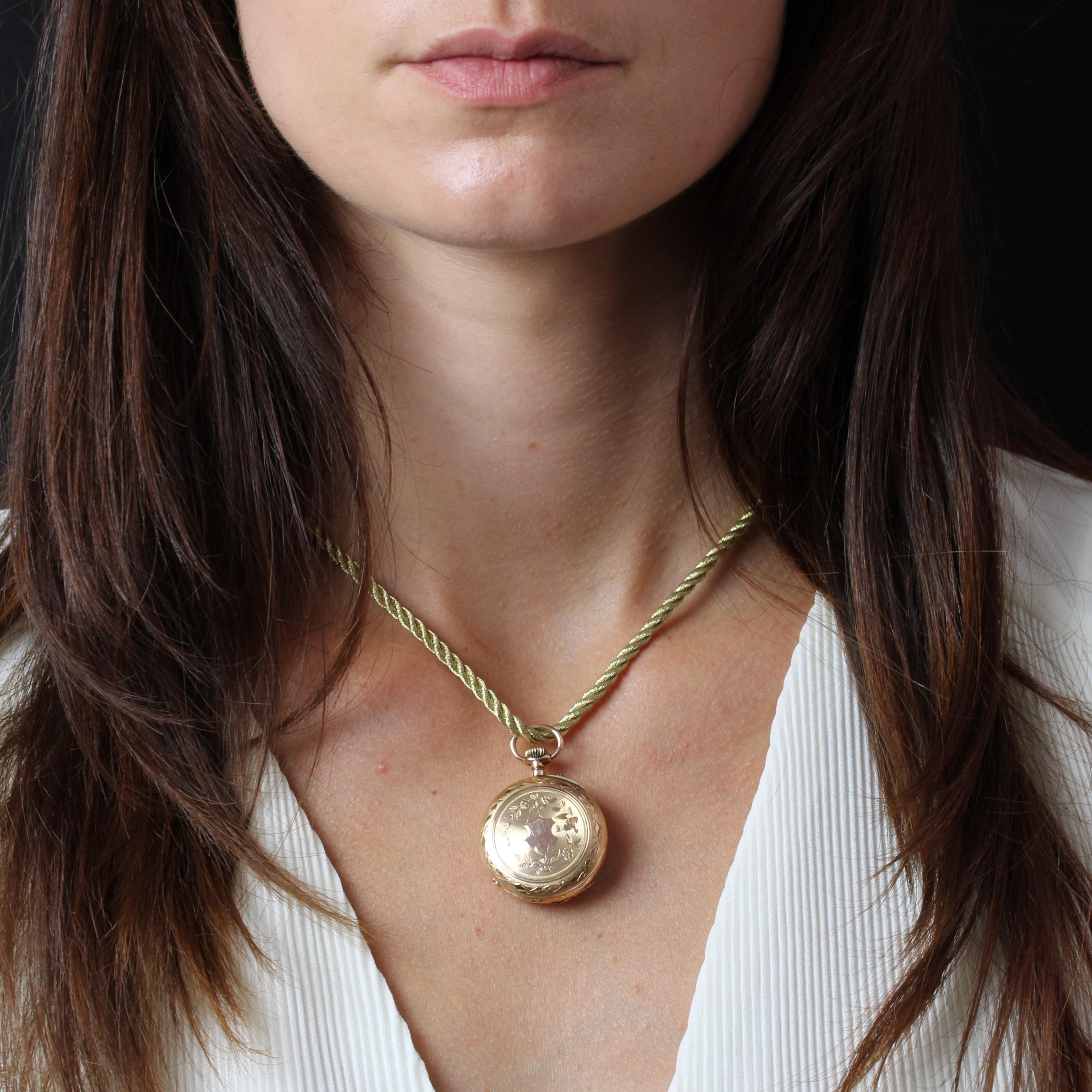 Anhänger-Uhr aus 18 Karat Roségold, Pferdekopfpunze.
Antike Taschenuhr, das Gehäuse ist rund und rundum graviert. Die Rückseite ist weiß emailliert, die Zeiger sind schwarz, die römischen Ziffern sind schwarz emailliert und die Sekundenanzeige ist