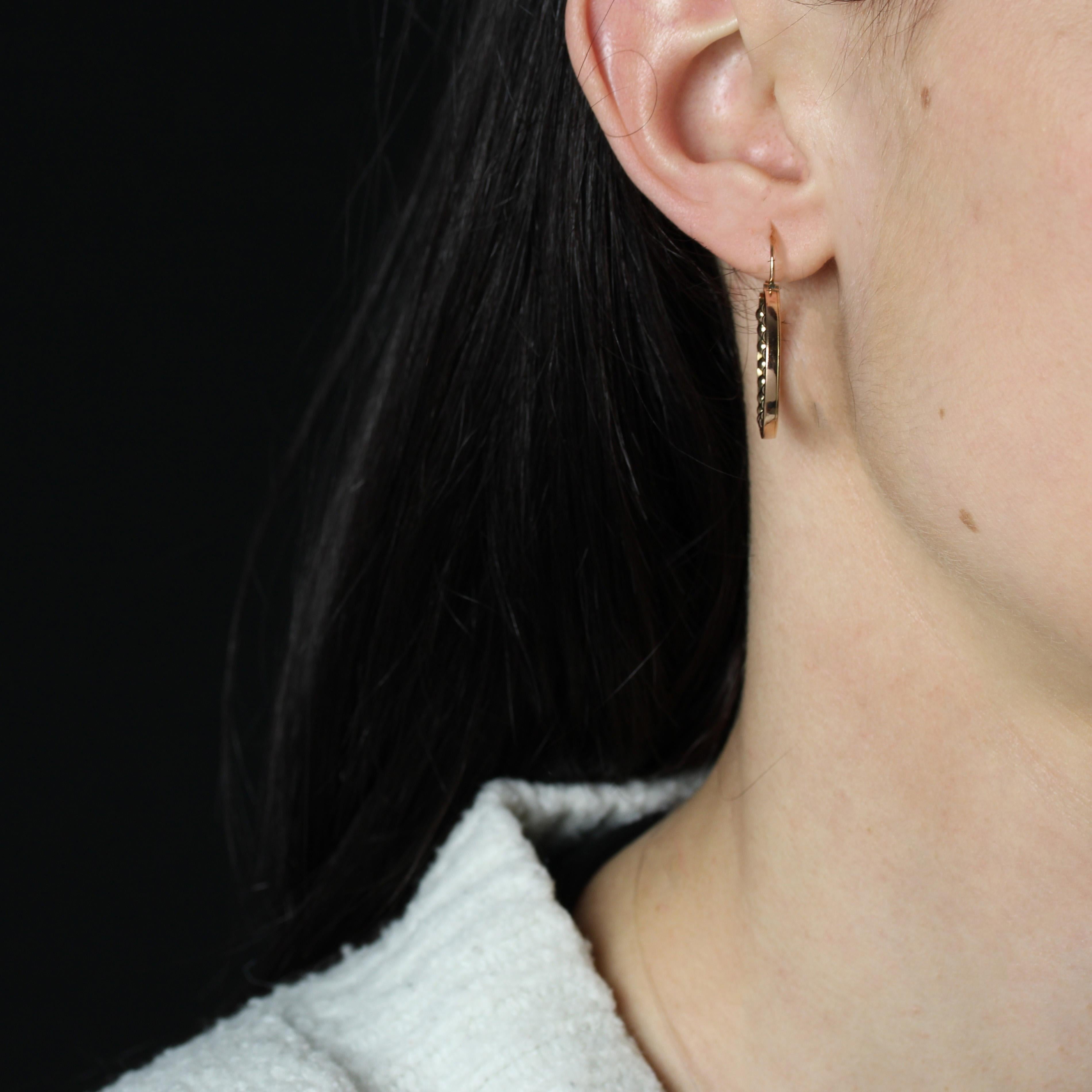 Pour les oreilles percées.
Boucles d'oreilles en or rose 18 carats, poinçon tête d'aigle
Ravissantes boucles d'oreilles créoles anciennes, de forme ronde et formées de fil d'or plat. Une ligne de petites perles dorées orne l'intérieur du cerceau.