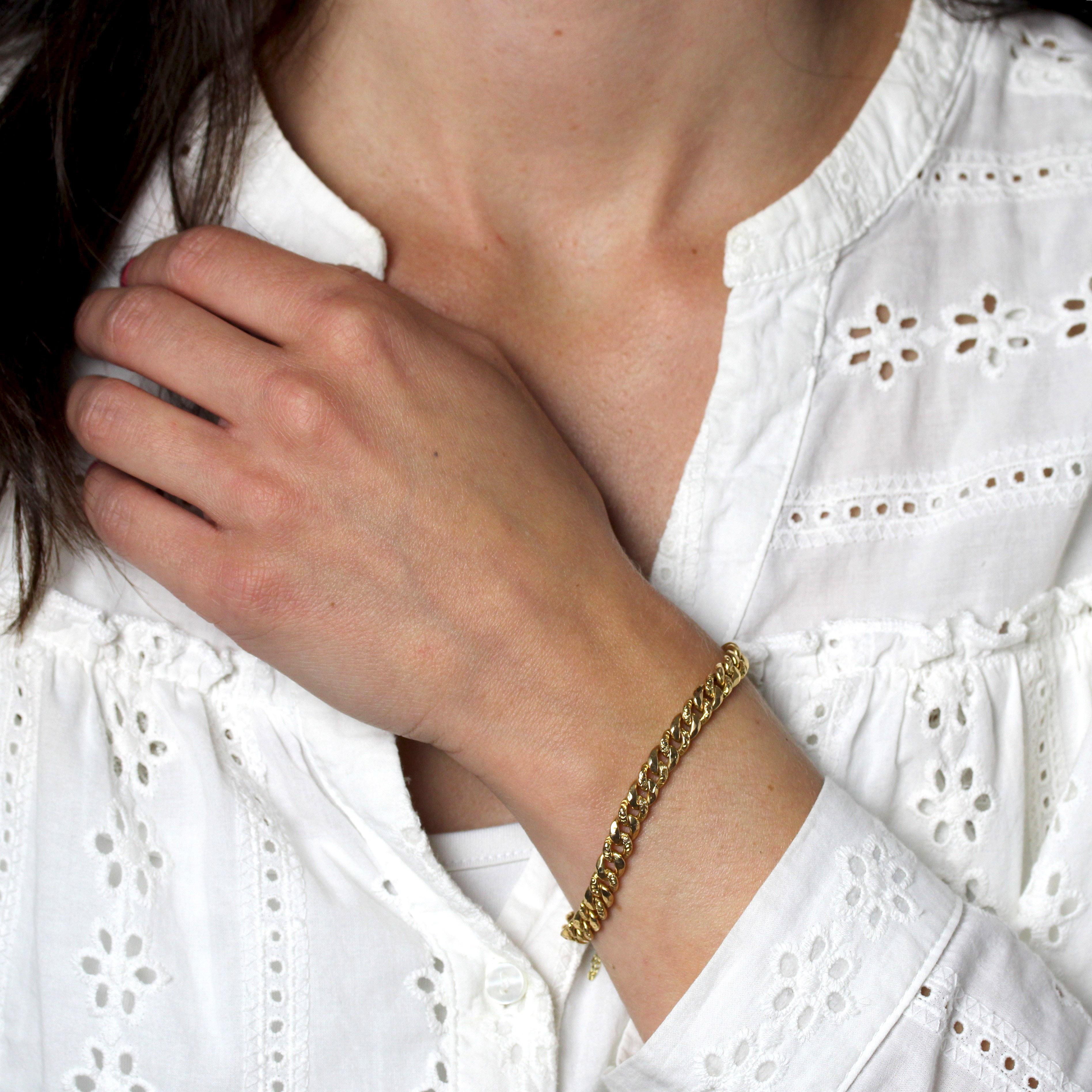 Bracelet in 18 karats rose gold, eagle's head hallmark.
This charming rose gold bracelet features a gourmette link pattern alternating with chased links. The clasp is ratchet with safety chain.
Inner circumference : 17 cm approximately, width: 6