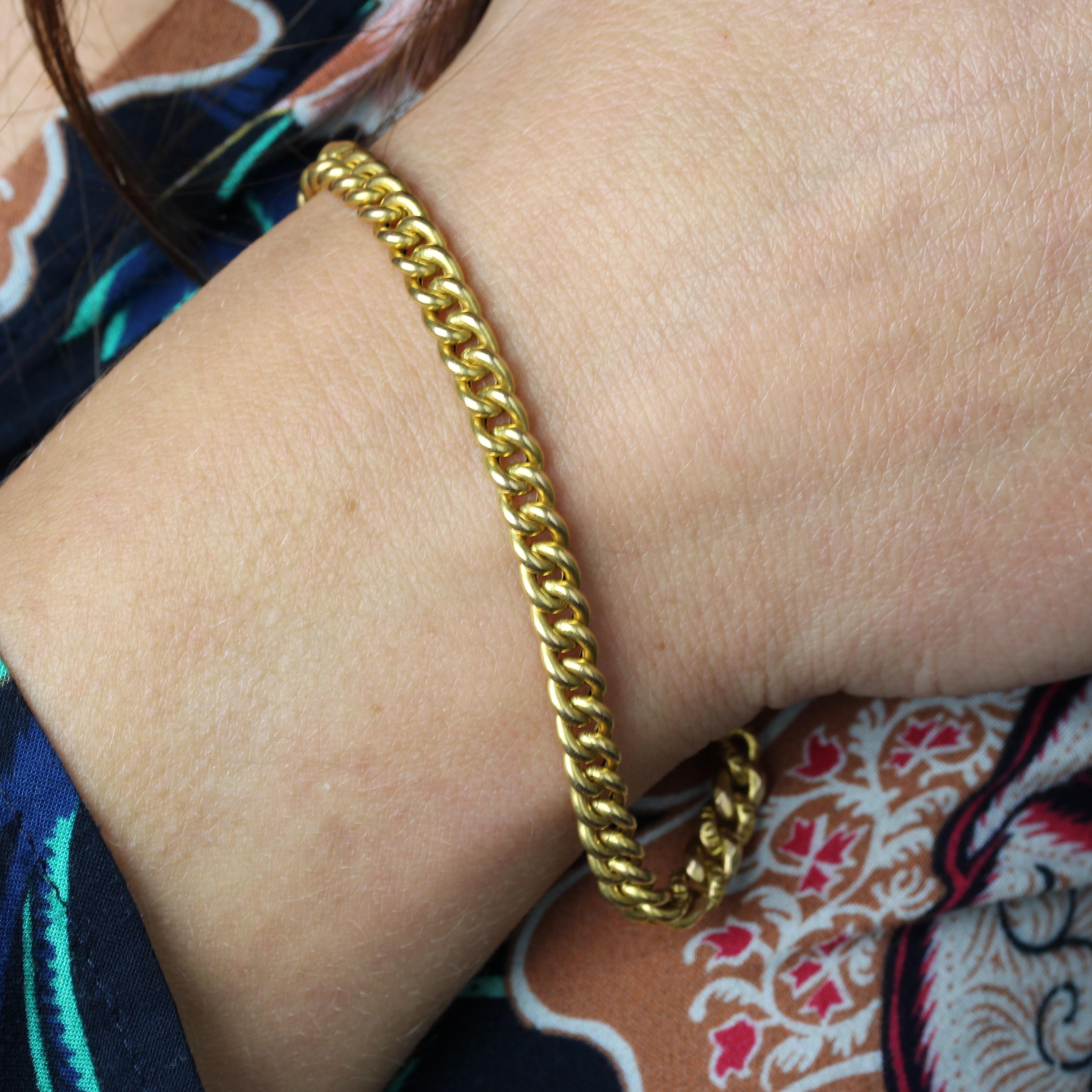 Pulsera francesa del siglo XX de oro rosa de 18 quilates con cadena de bordillo cincelada en venta 1