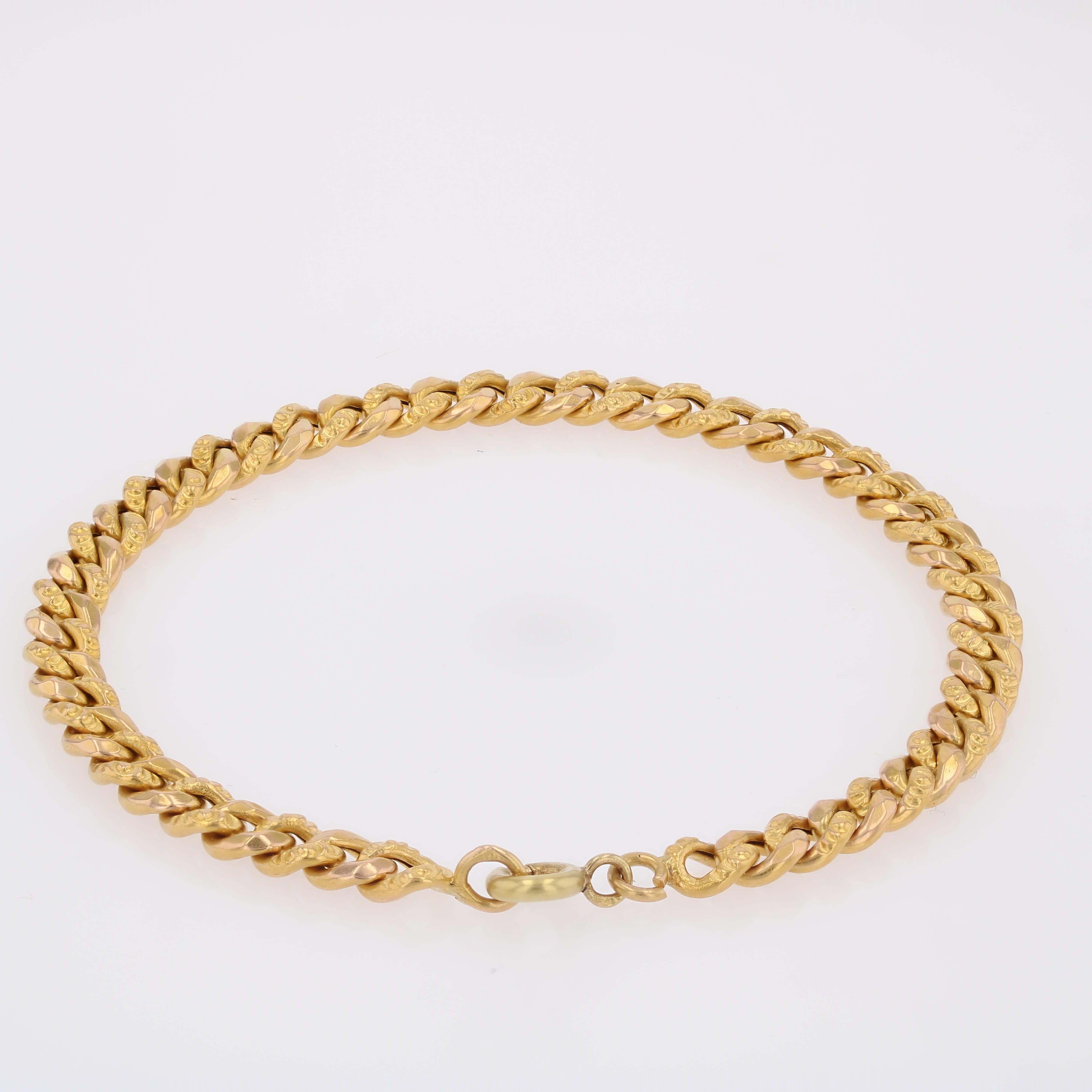 Pulsera francesa del siglo XX de oro rosa de 18 quilates con cadena de bordillo cincelada en venta 2