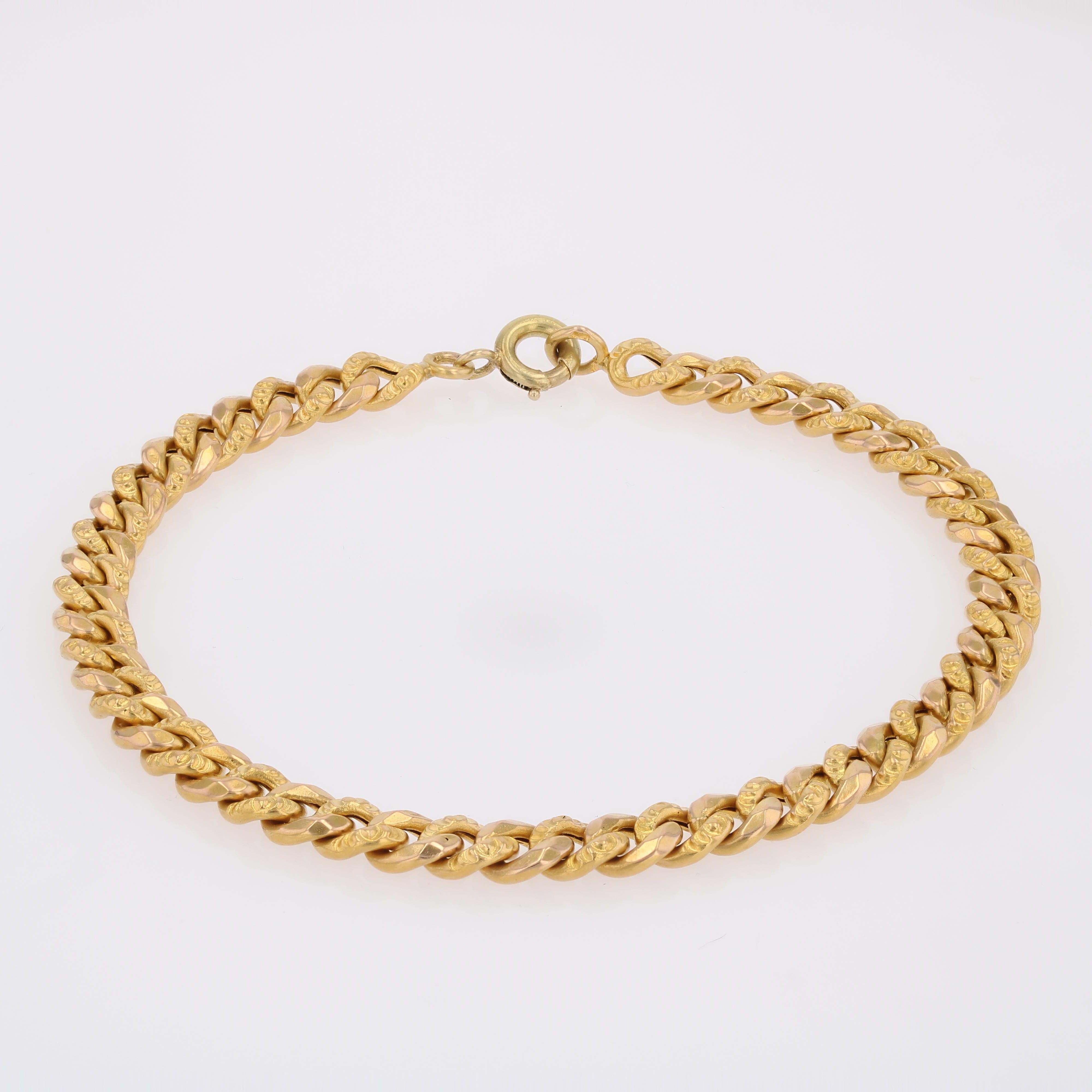 Pulsera francesa del siglo XX de oro rosa de 18 quilates con cadena de bordillo cincelada en venta 3