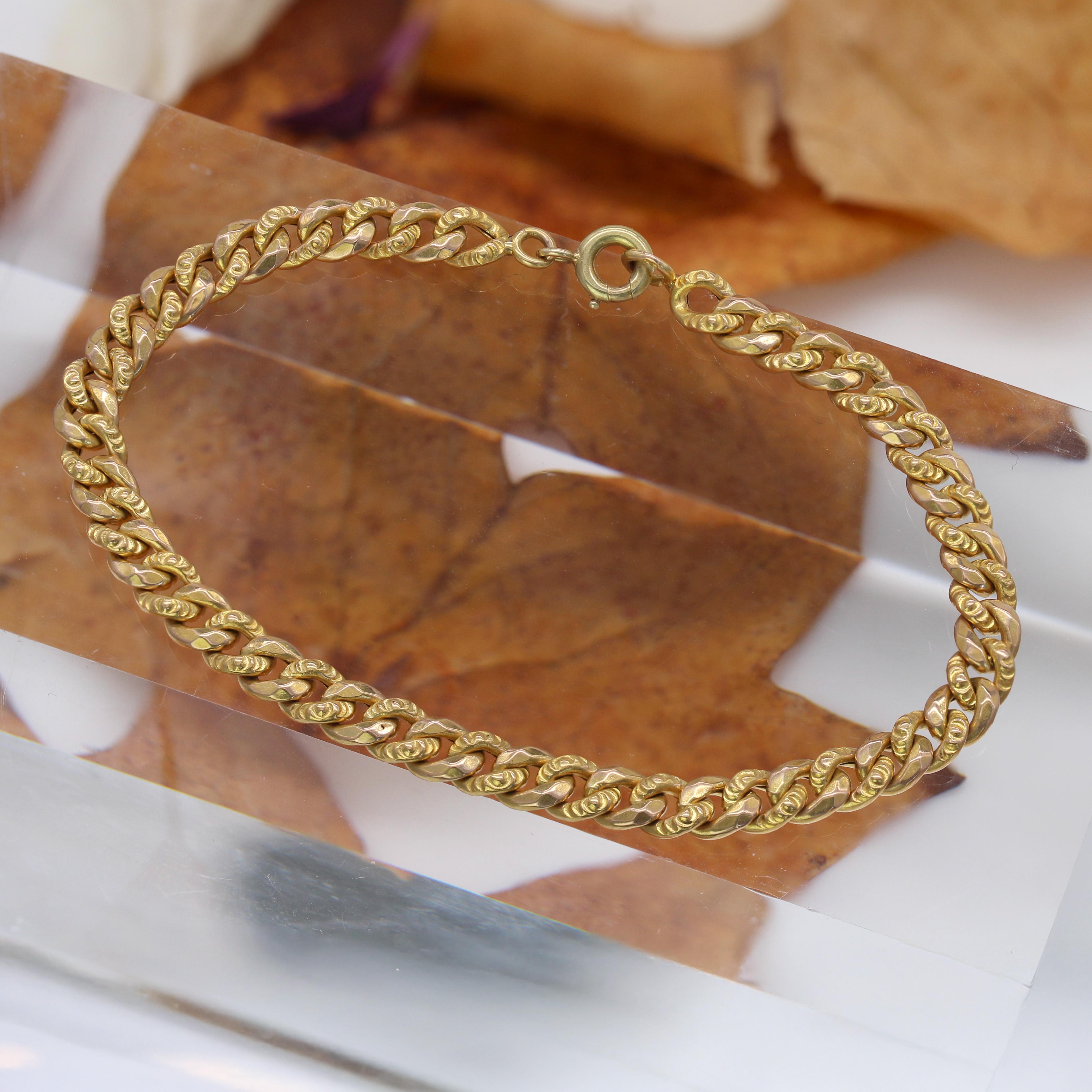 Pulsera francesa del siglo XX de oro rosa de 18 quilates con cadena de bordillo cincelada en venta 4