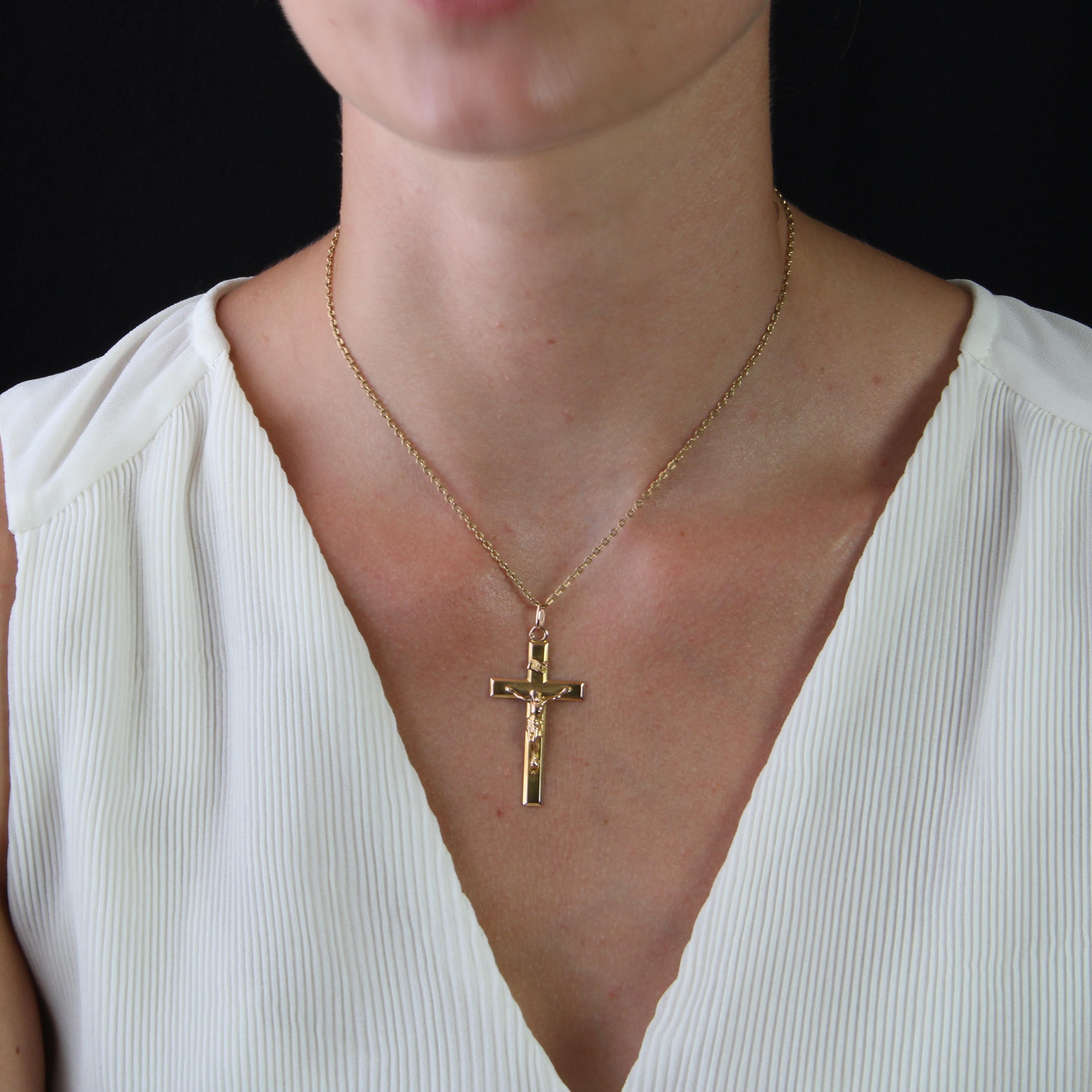 Cross in 18 karat rose gold, horse head hallmark.
This antique rose gold cross features an applied representation of Christ and the acronym INRI on a banner. The edge of the cross is beveled, giving it relief.
Pendant sold alone without its