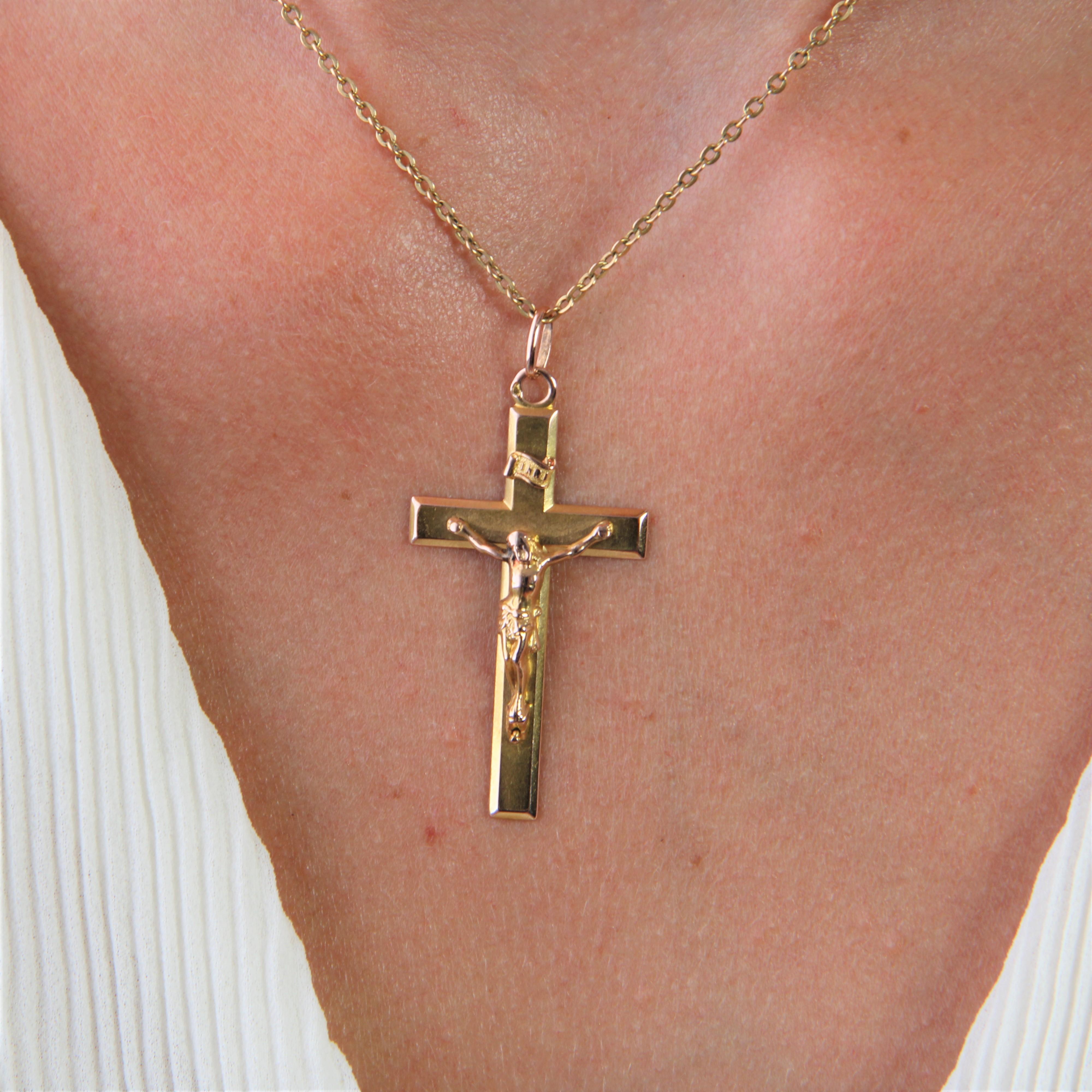 Pendentif Croix du Christ en or rose 18 carats du 20e siècle français en vente 2