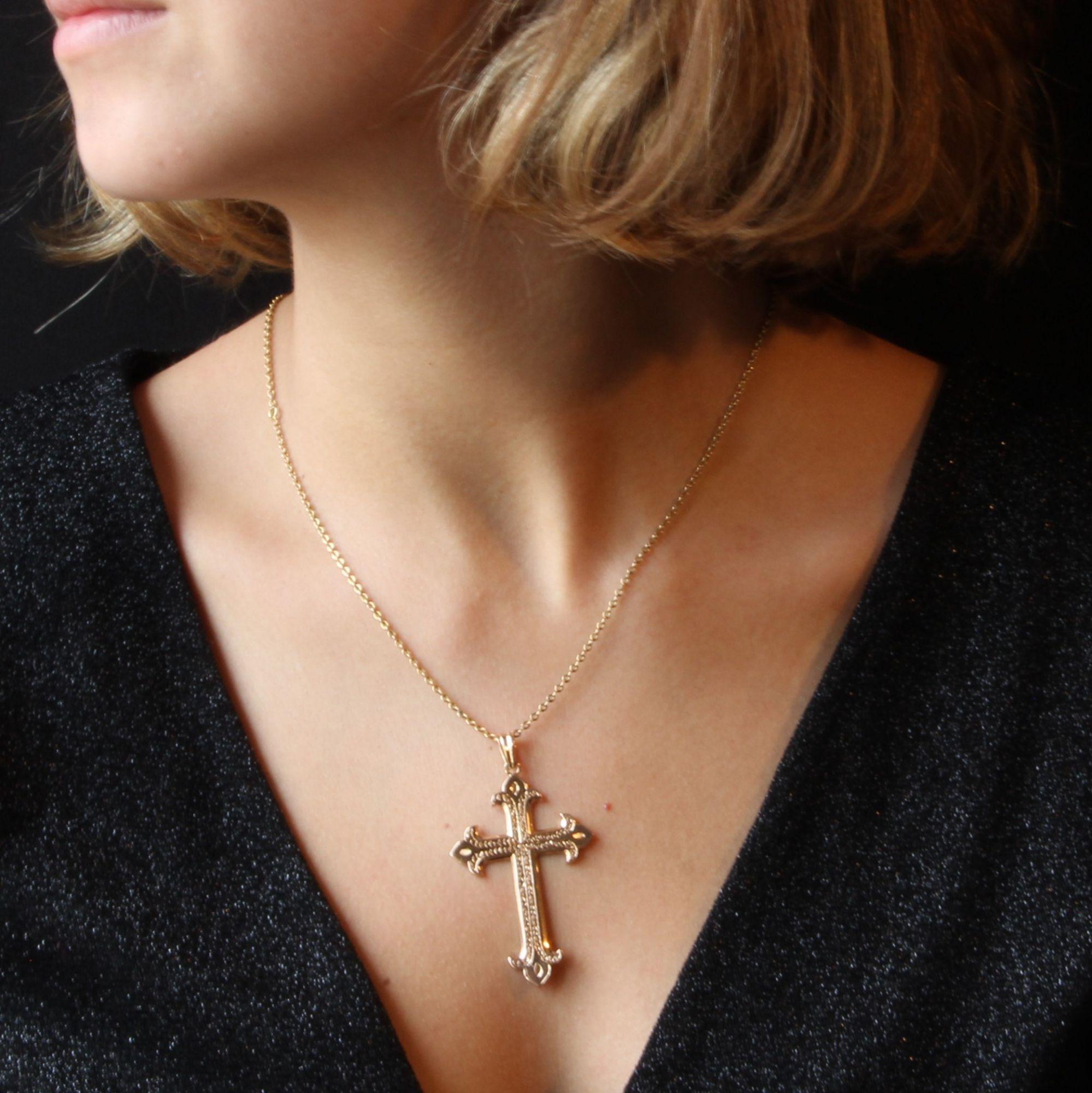 Cross in 18 karat rose gold, eagle head hallmark.
Superb antique jewel, this pendant in rose gold represents a cross delicately pierced and chiseled at each end.
Length : 6,2 cm approximately, width : 3,5 cm approximately, thickness : 1,8 mm