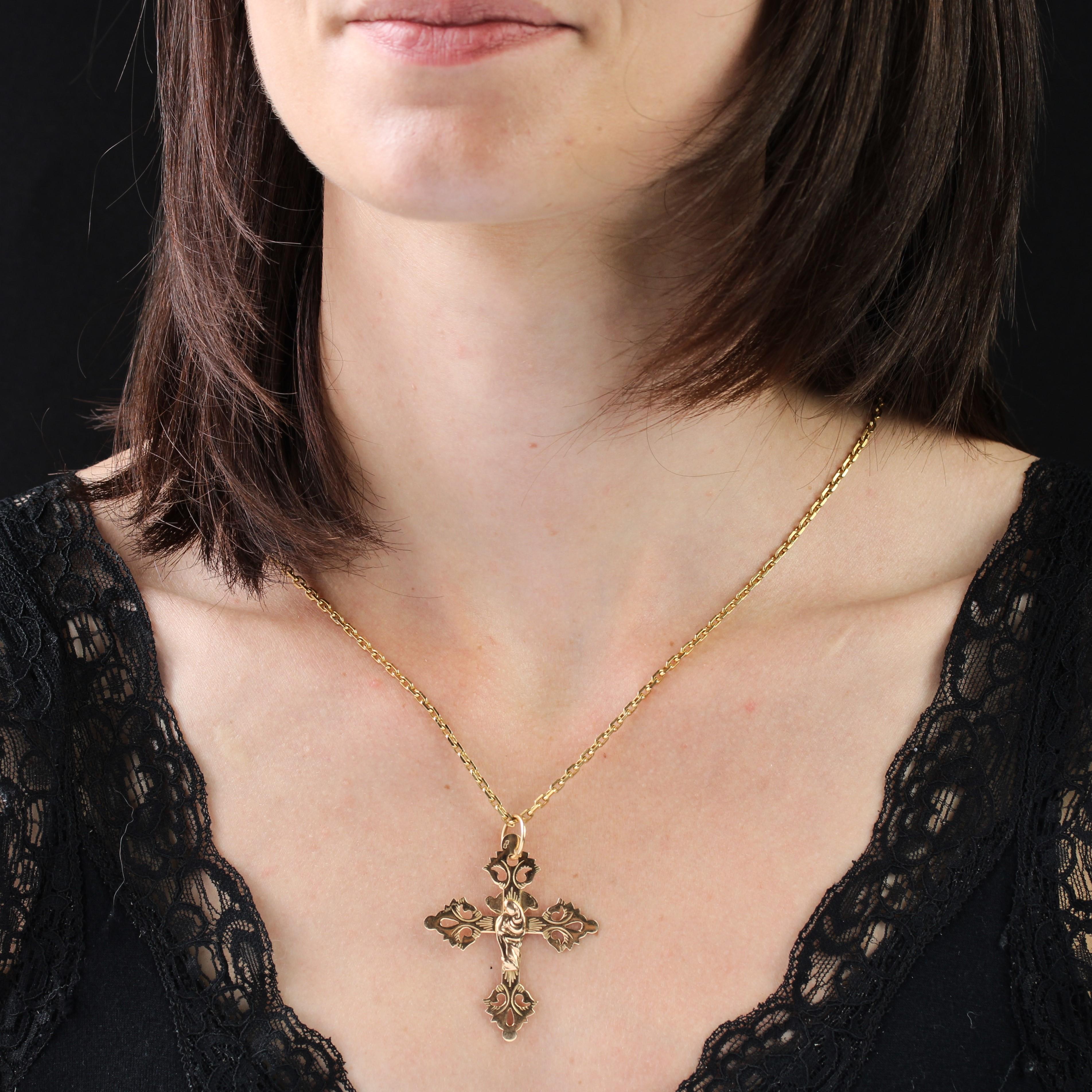 Croix en or rose 18 carats, poinçon tête d'aigle.
Importante croix en or rose, elle présente un motif plat délicatement ciselé. L'une des faces représente une Vierge à l'enfant stylisée, l'autre un Christ en croix surmonté du sigle INRI. Un anneau