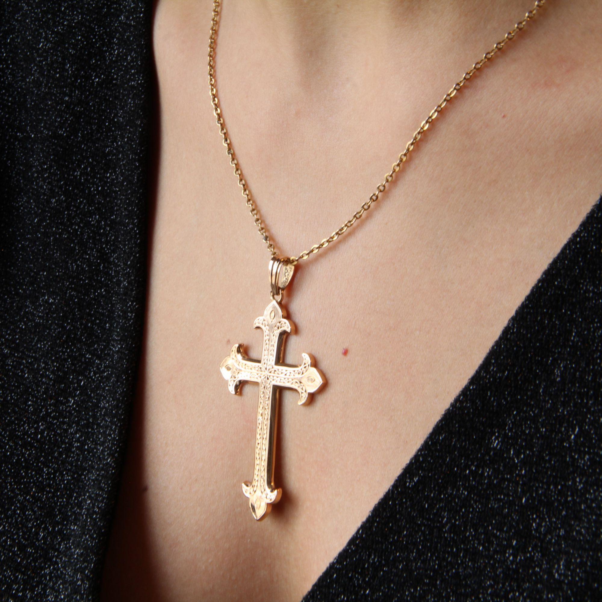French 20th Century 18 Karat Rose Gold Cross Pendant In Excellent Condition For Sale In Poitiers, FR