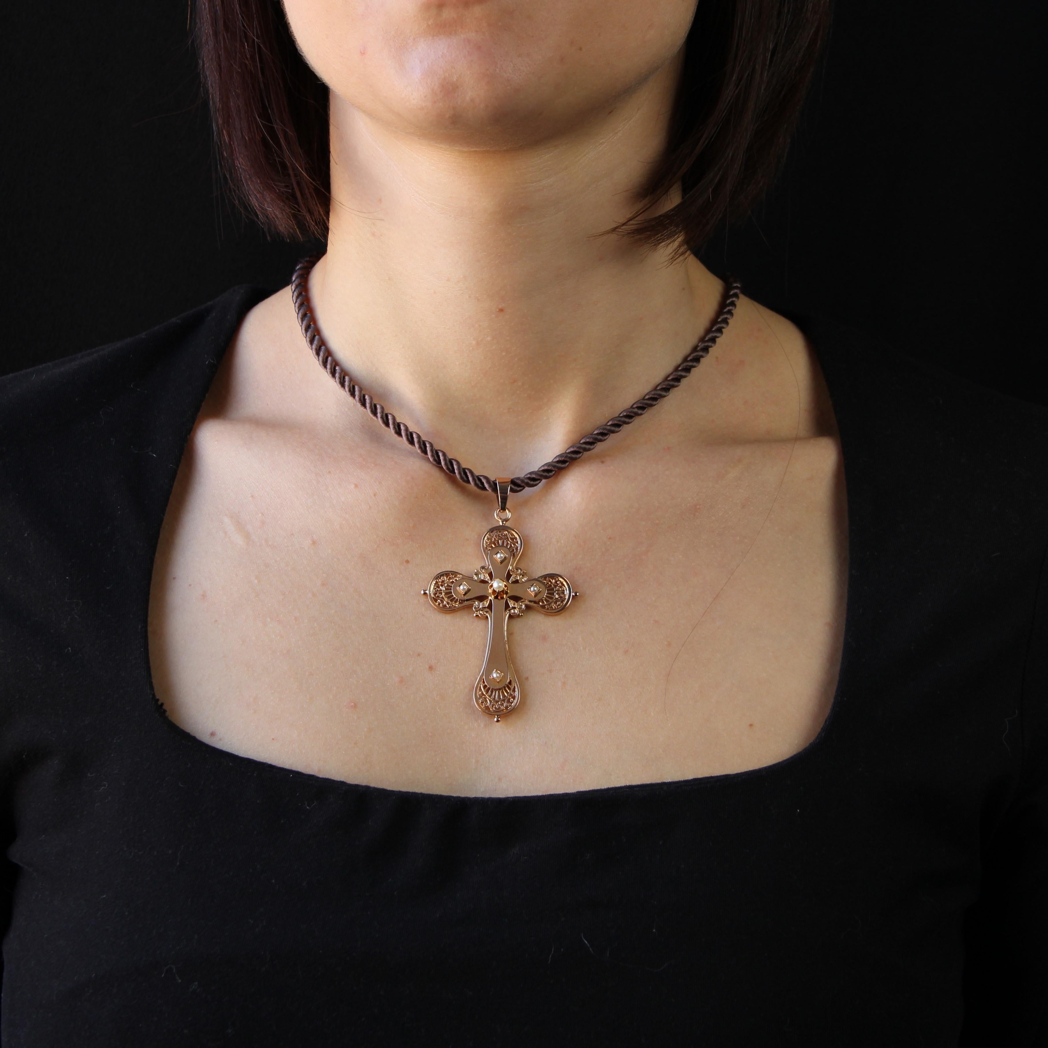 Cross in 18 karat rose gold, eagle head hallmark.
This important antique rose gold pendant features a polylobed cross openworked with arabesques and radiating decorations, with a smooth gold cross with the same lines applied to the front. Four