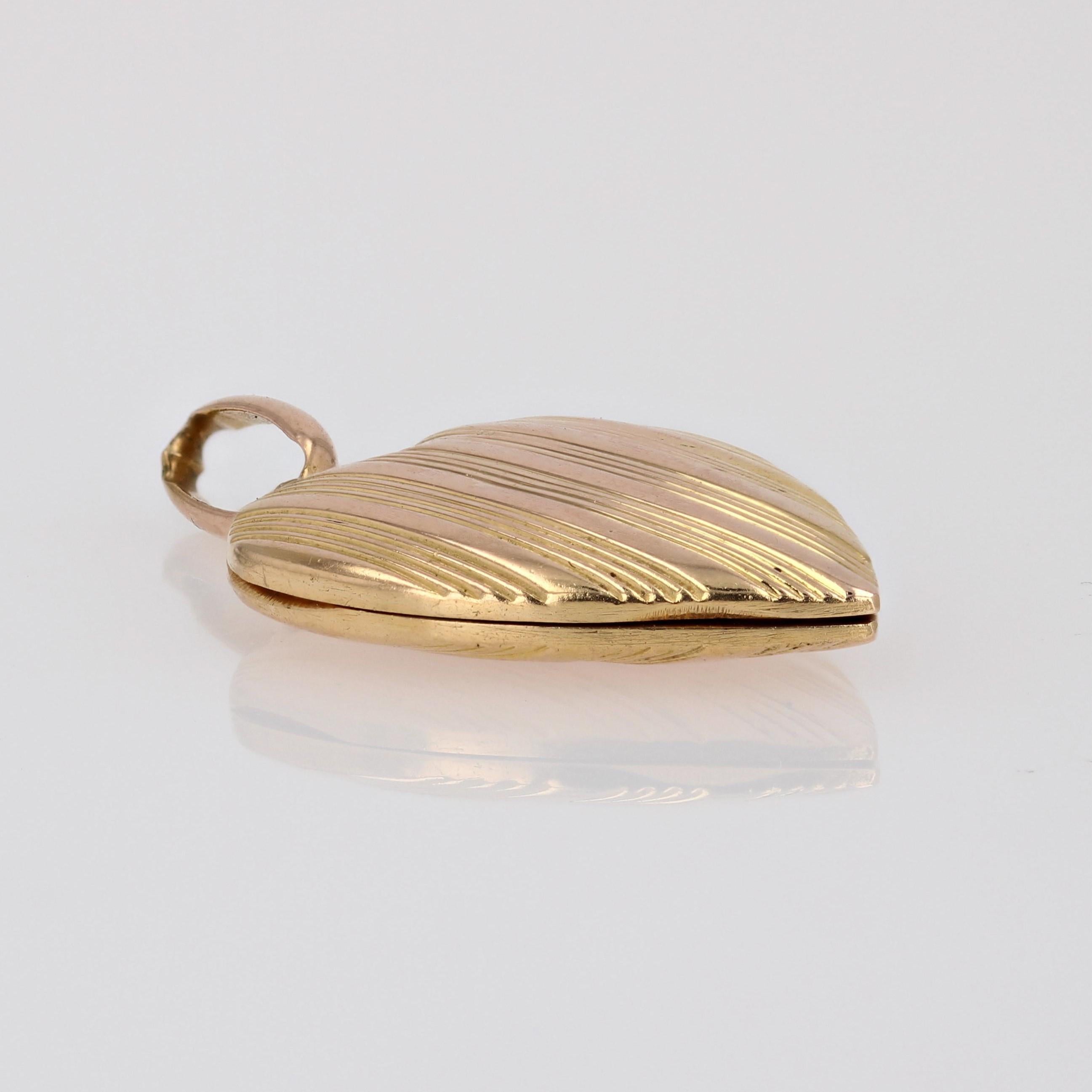 Belle Époque Pendentif français du 20ème siècle en or rose 18 carats avec médaillon en forme de cœur en vente