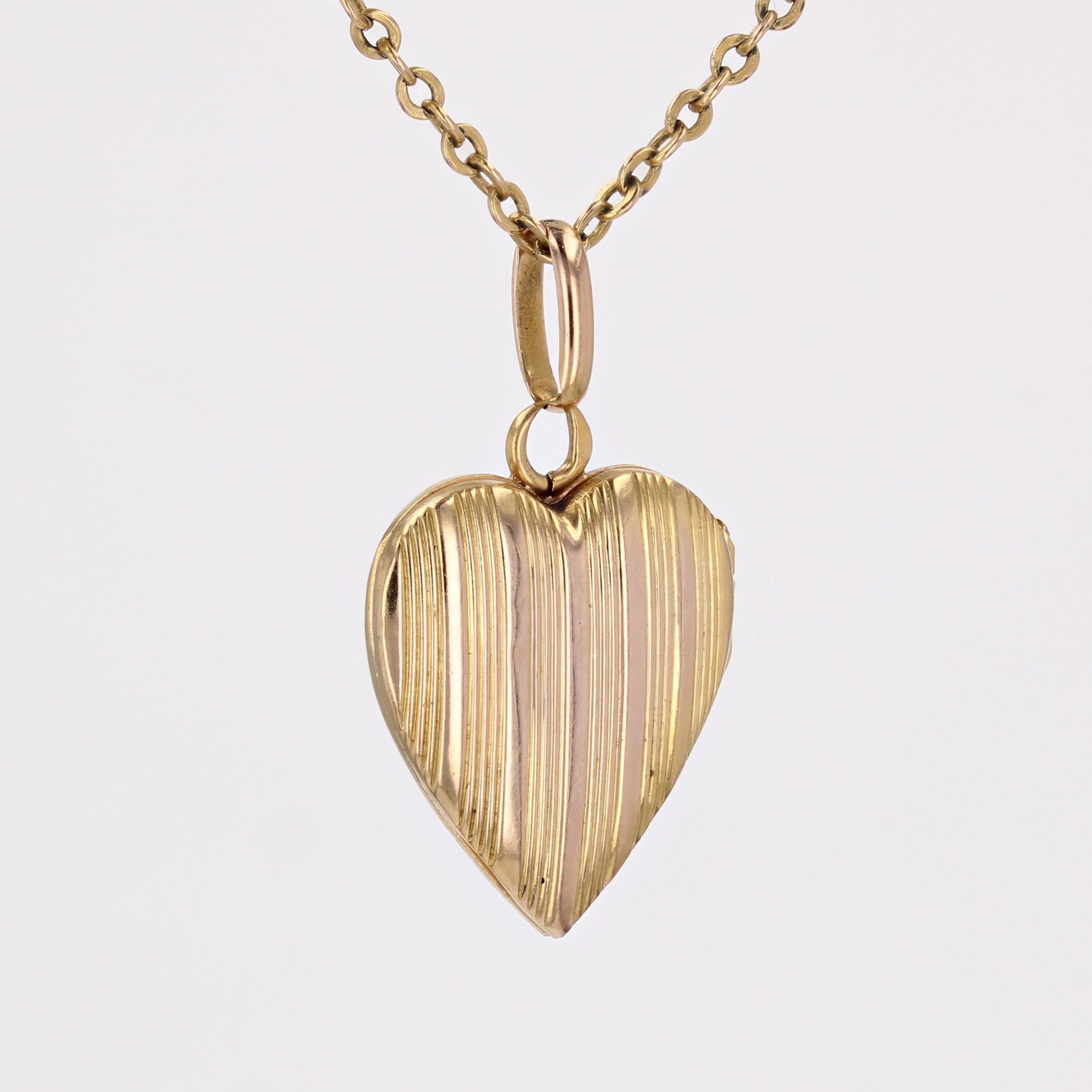 Pendentif français du 20ème siècle en or rose 18 carats avec médaillon en forme de cœur en vente 1