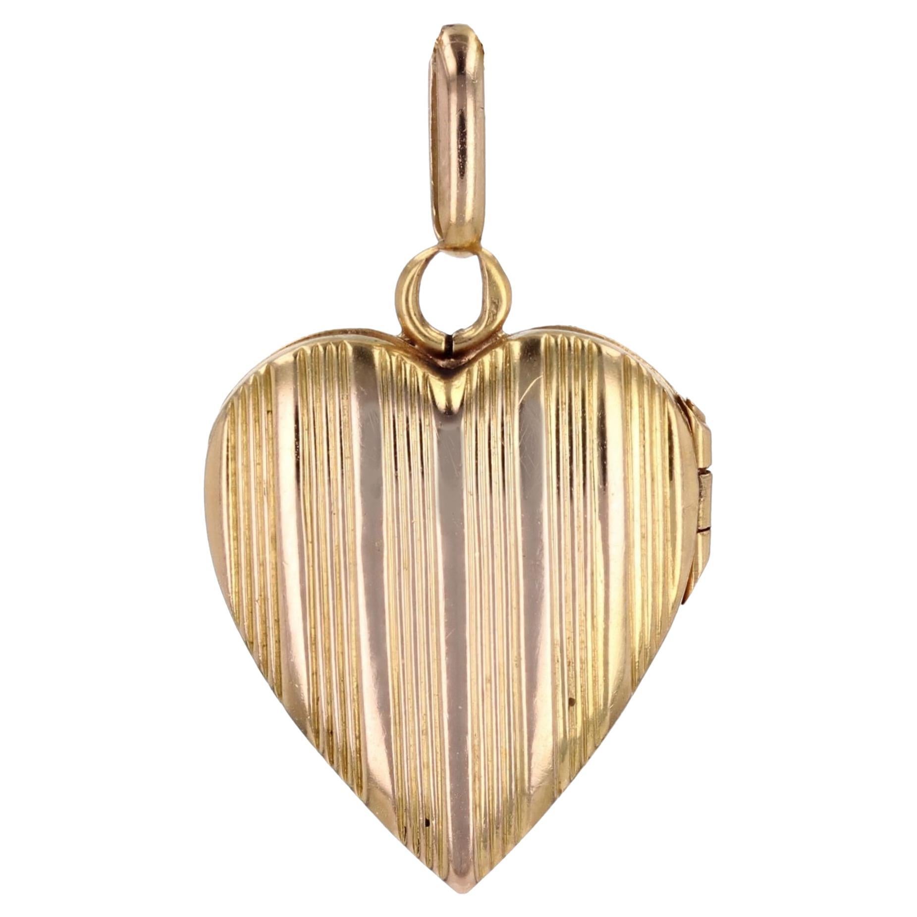 Pendentif français du 20ème siècle en or rose 18 carats avec médaillon en forme de cœur en vente
