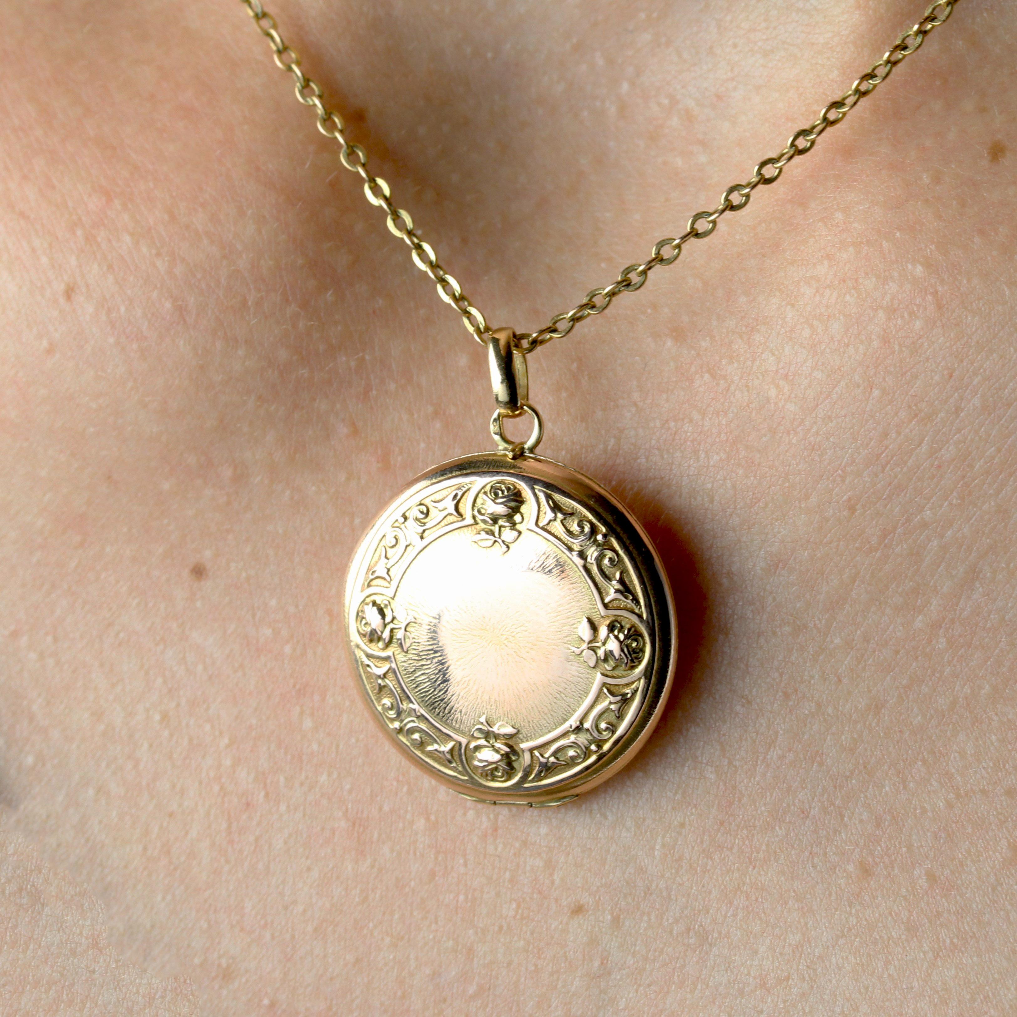 Pendentif médaillon en or rose 18 carats français du 20e siècle en vente 2