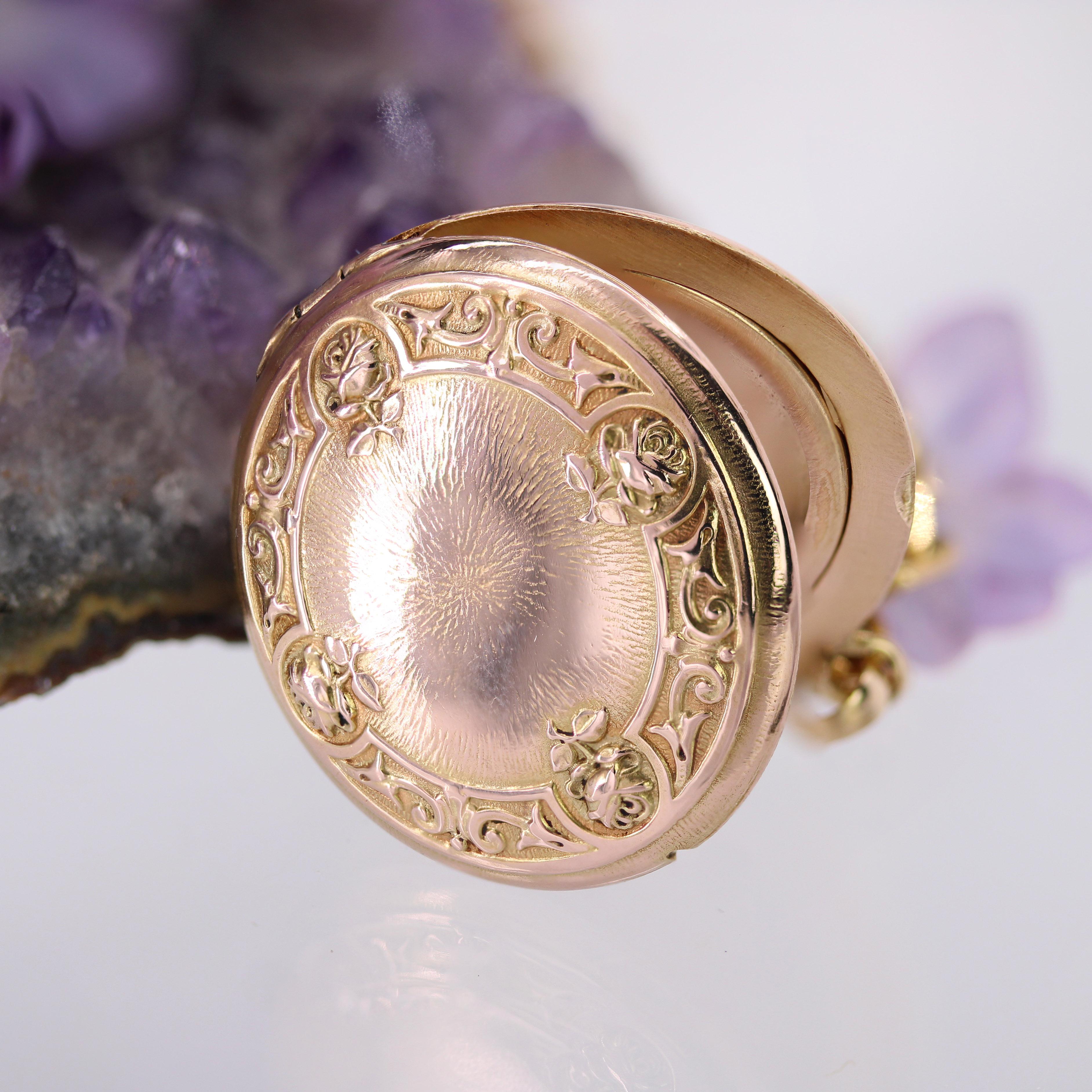 Pendentif médaillon en or rose 18 carats français du 20e siècle en vente 4