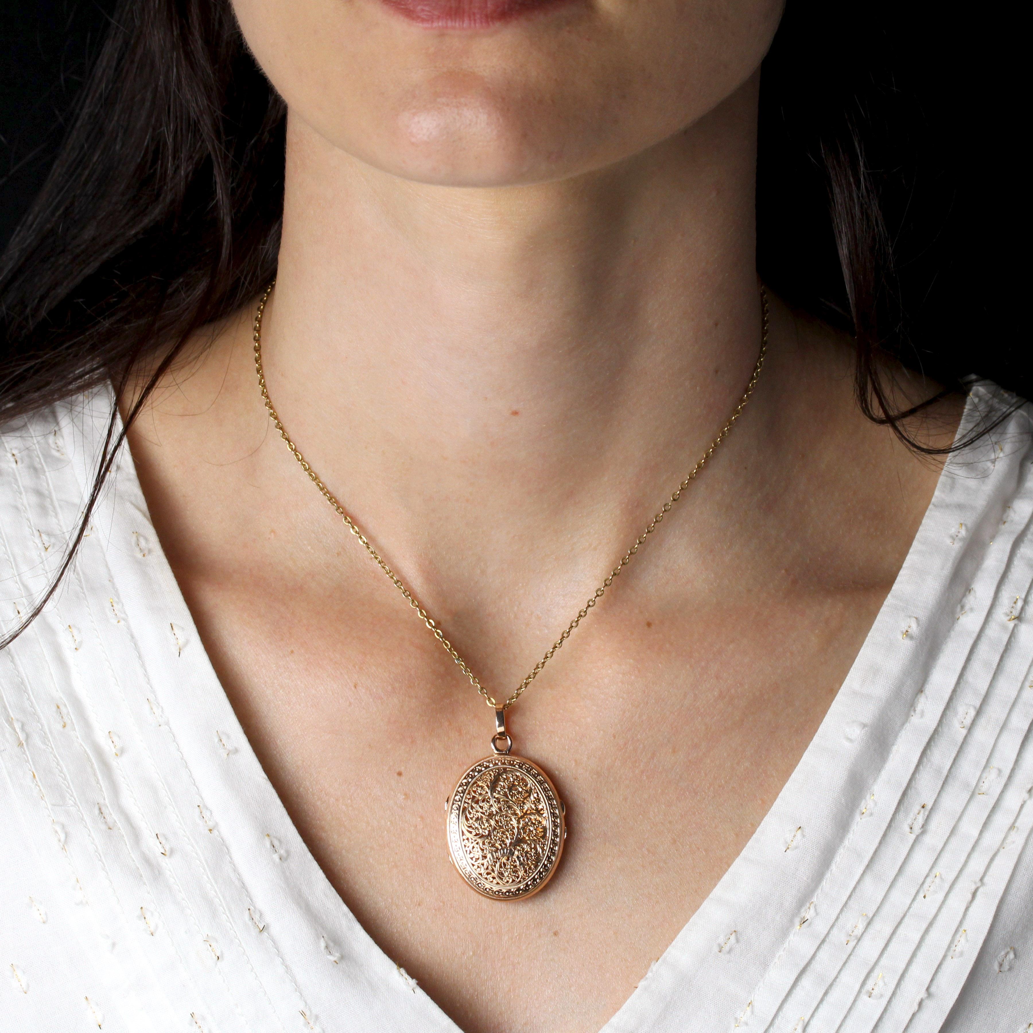 Pendentif en or rose 18 carats.
Très raffiné, ce beau pendentif en or rose ancien est de forme ovale. Il s'ouvre par une charnière sur le côté et comporte 2 compartiments séparés par un verre cerclé d'or pour accueillir vos souvenirs : photos,