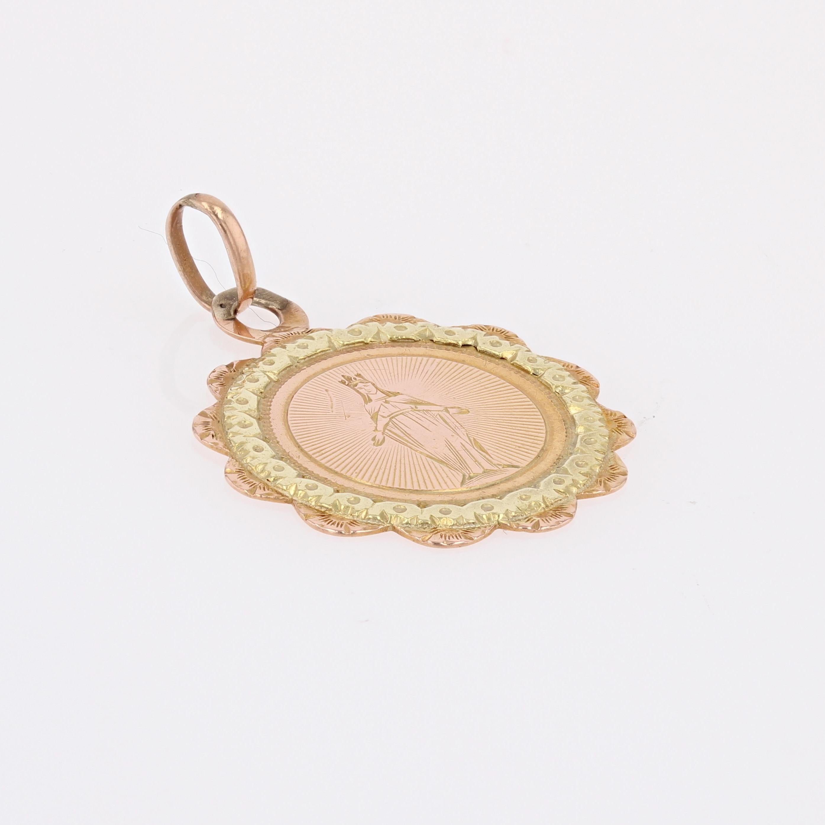 Medal in 18 karat rose and yellow gold.
Baptism medal of round notched shape, it is engraved with the Virgin Mary crowned holding her arms open and encircled by a yellow gold decoration. The back of this antique medal is engraved: 