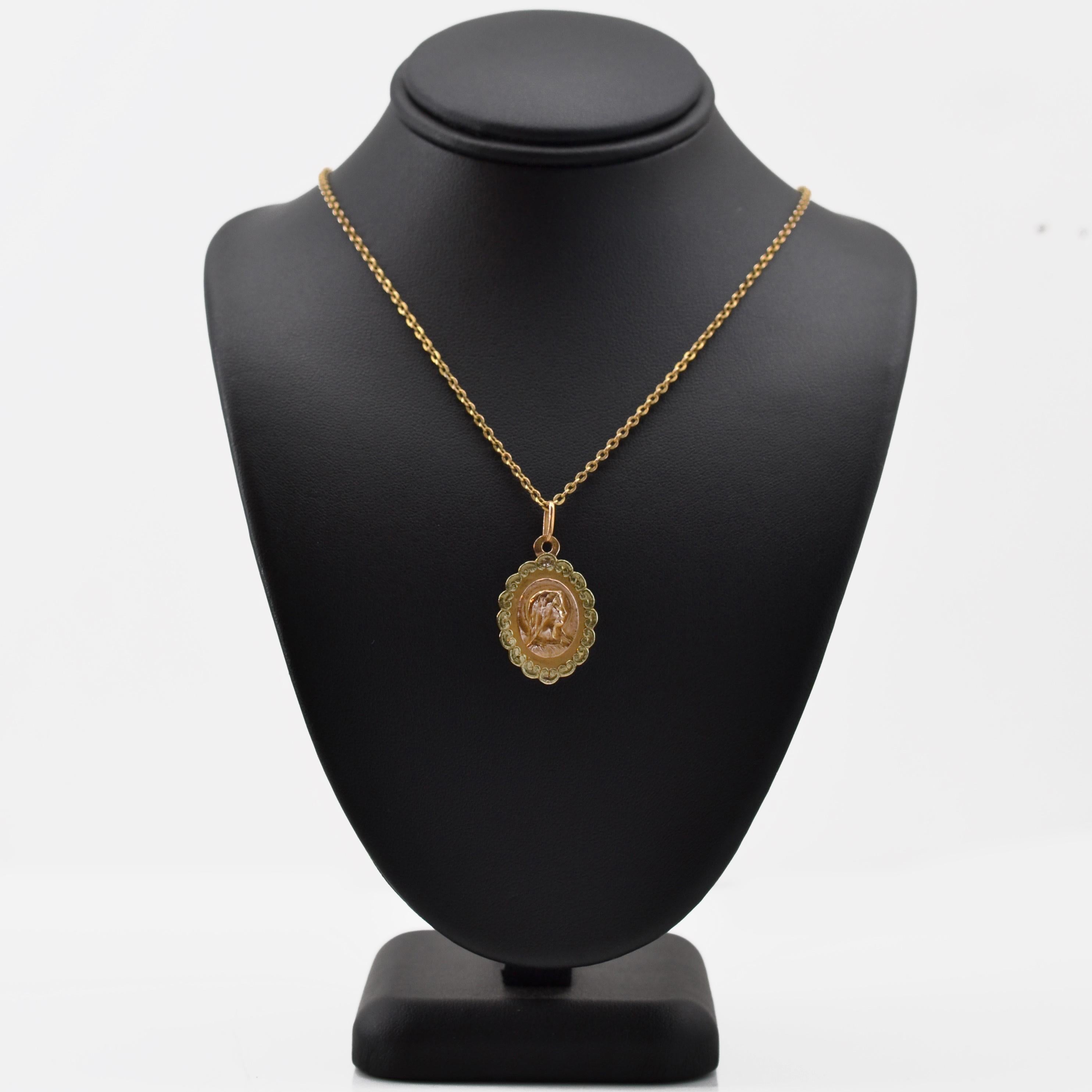 Belle Époque Médaille de la Vierge Marie ovale polylobée en or rose et jaune 18 carats du 20ème siècle en vente