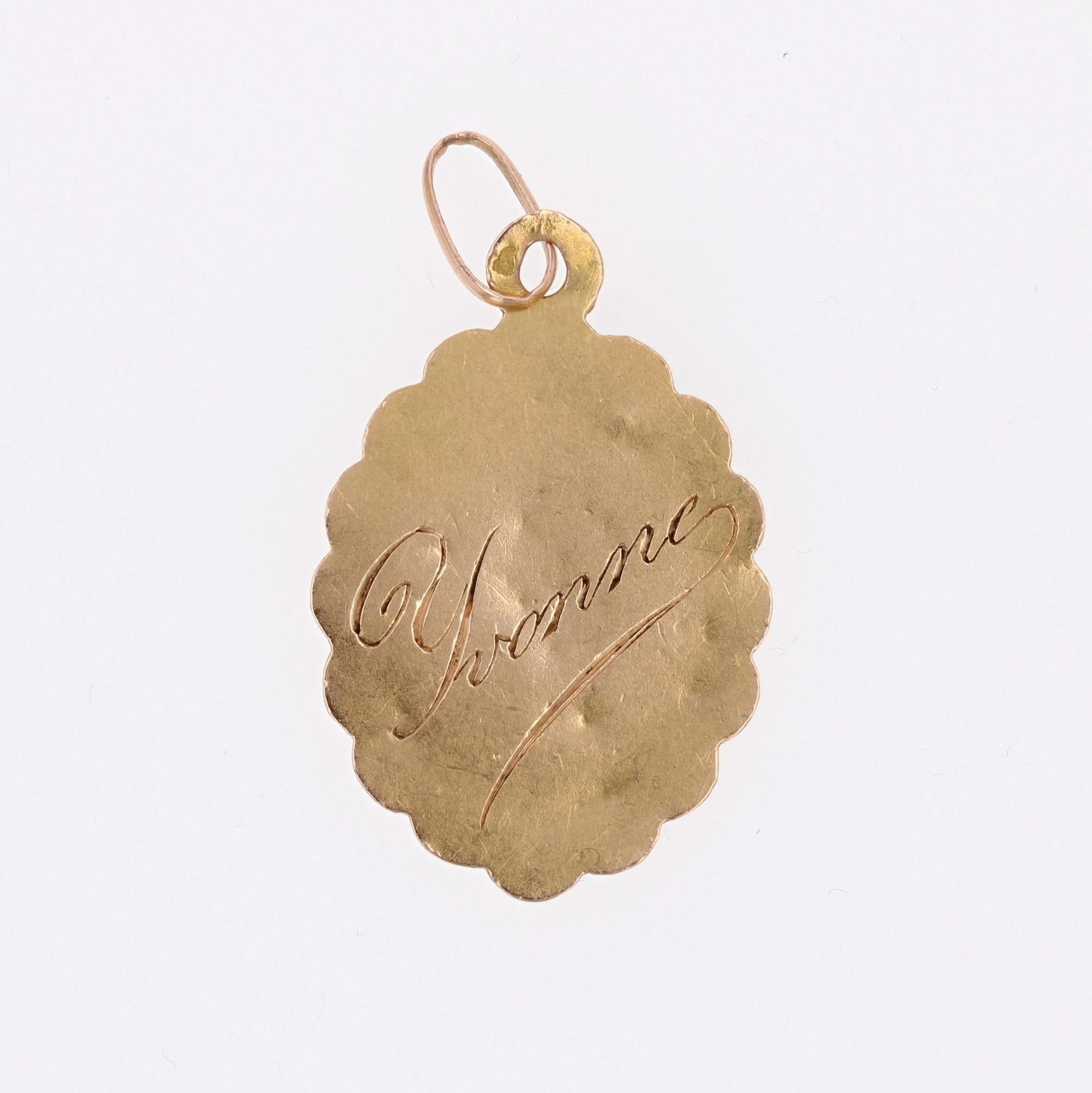 Médaille de la Vierge Marie ovale polylobée en or rose et jaune 18 carats du 20ème siècle Bon état - En vente à Poitiers, FR