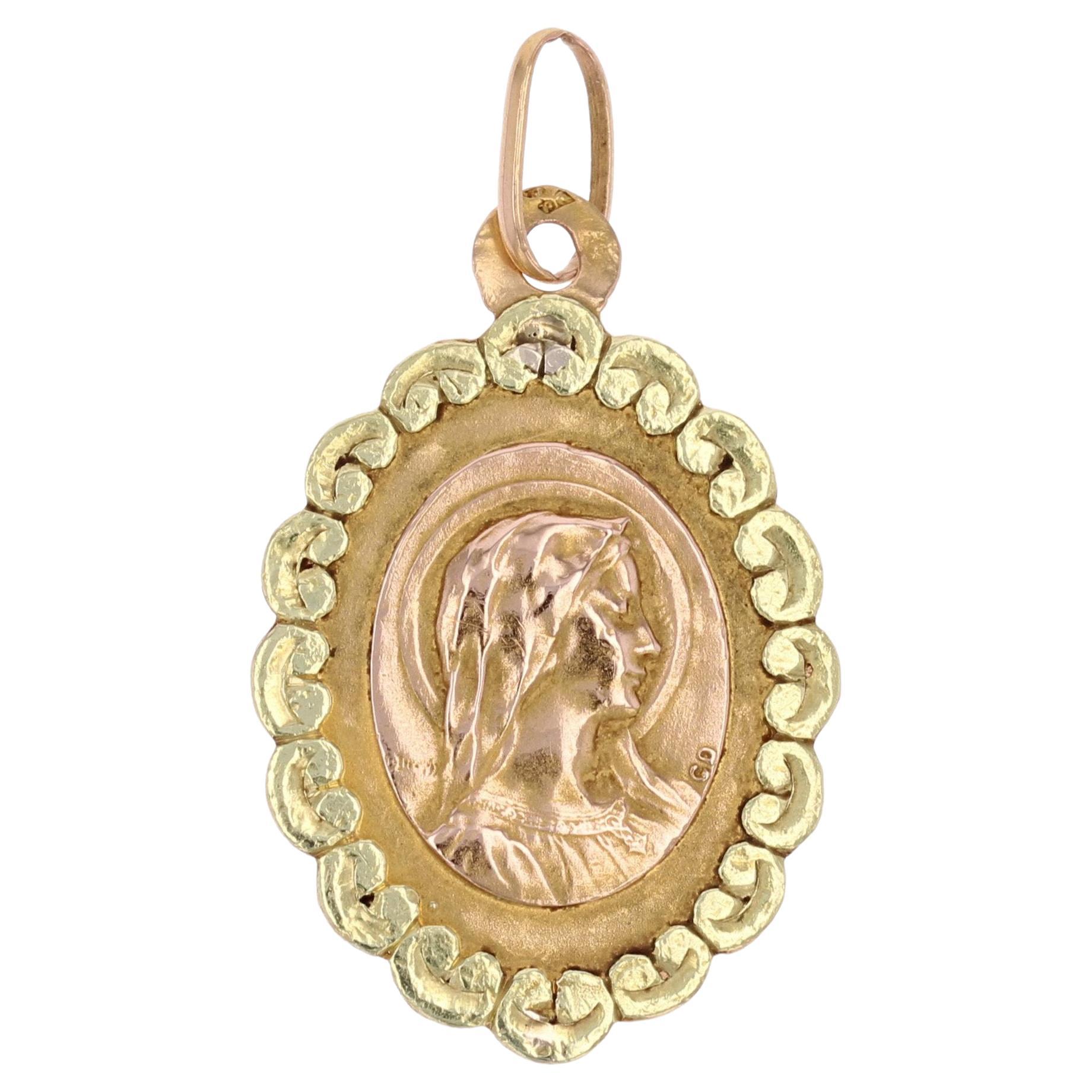 Médaille de la Vierge Marie ovale polylobée en or rose et jaune 18 carats du 20ème siècle