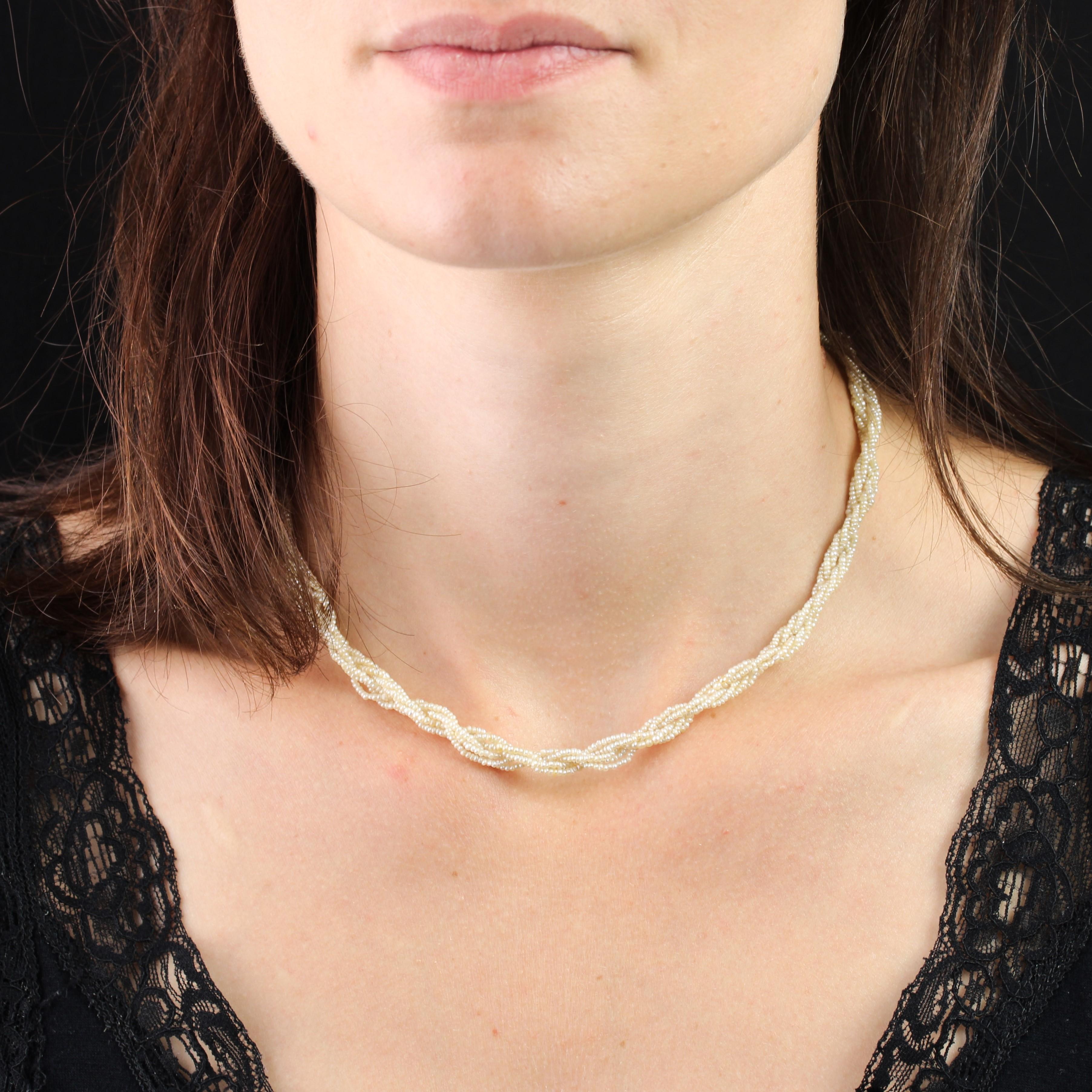 Necklace made of seed pearls on 2x3 twisted rows. The clasp is a pearl pierced with an 18K white gold ratchet clasp, hallmarked eagle head.
Diameter of the pearl : 5/5,5 mm approximately.
Length : 40,5 cm approximately, width : 5,5 mm