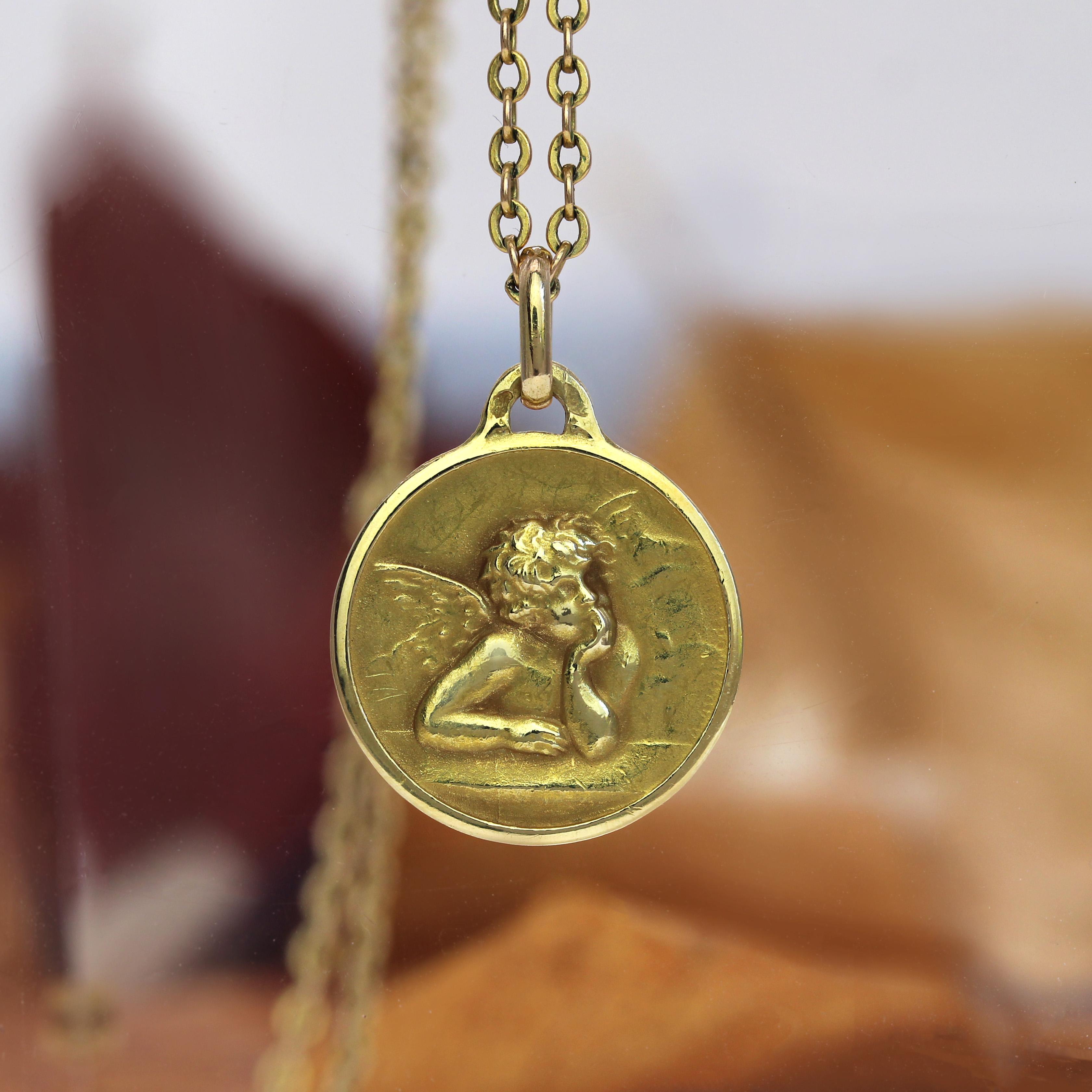 Pendentif en or jaune 18 carats du 20e siècle avec médaille d'ange Unisexe en vente