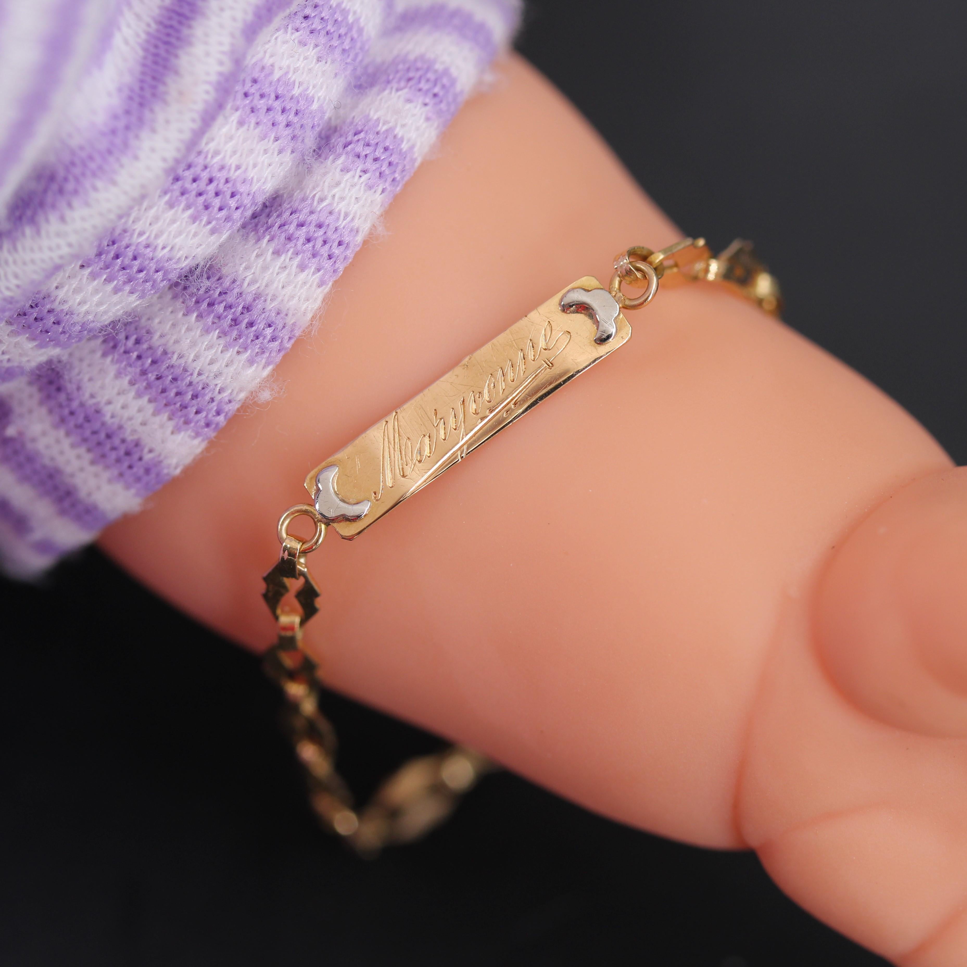 Bracelet in 18 karats yellow gold, eagle's head hallmark.
A delightful antique children's bracelet, with serrated and oval links holding a small yellow gold plate engraved with the first name Maryvonne and edged with polylobed motifs in white gold.