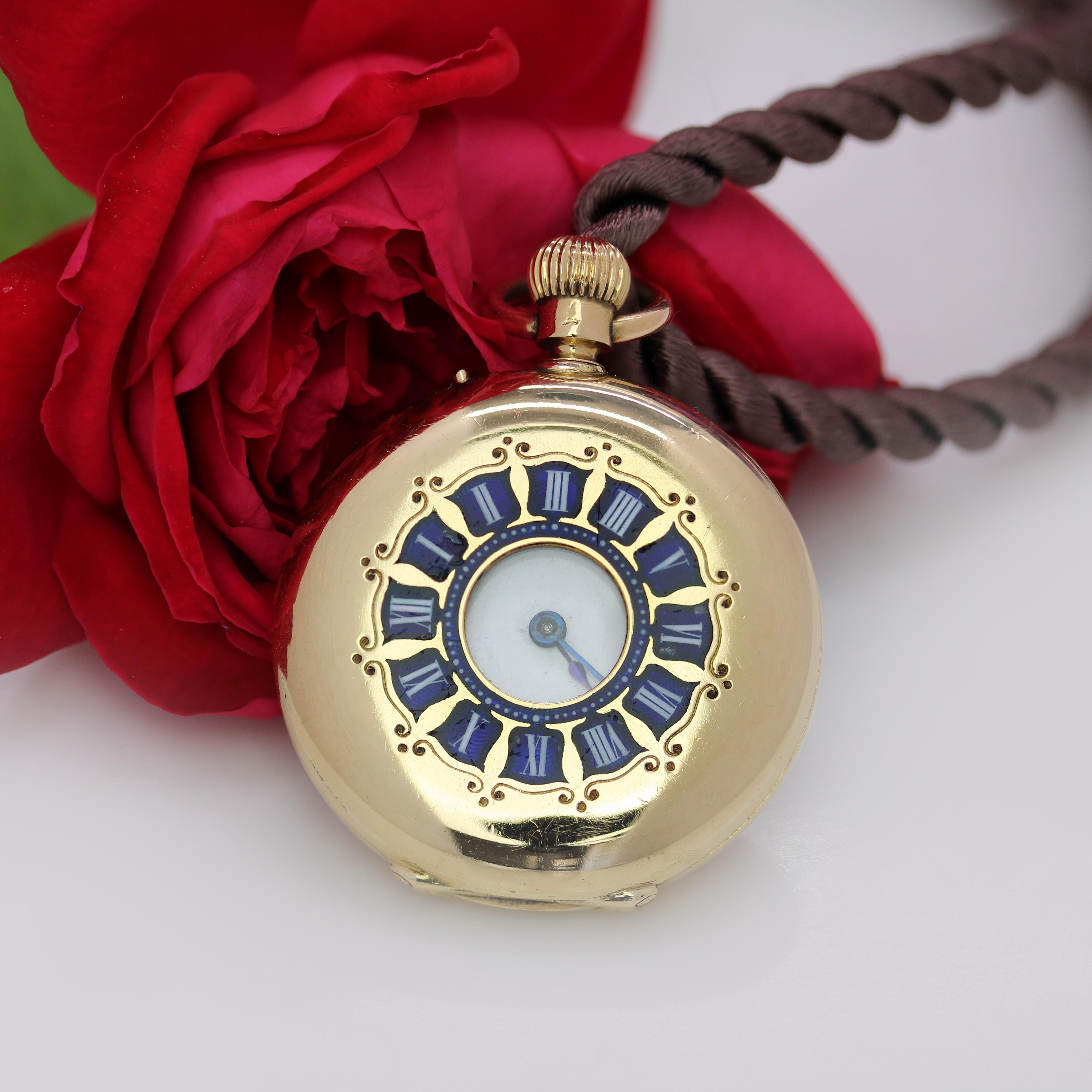 Belle Époque Pendentif montre de poche en or jaune 18 carats et émail bleu du 20e siècle en vente