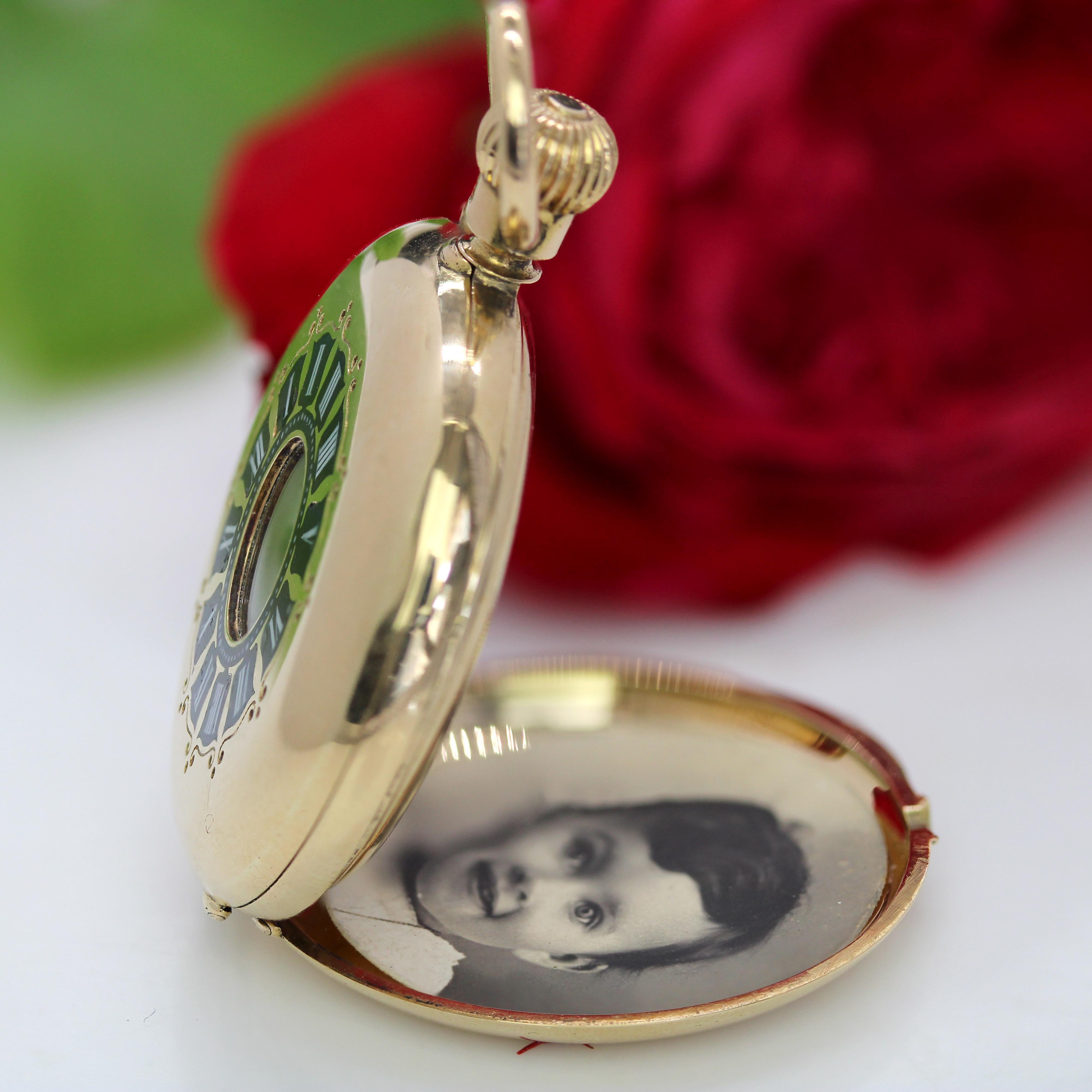 Pendentif montre de poche en or jaune 18 carats et émail bleu du 20e siècle en vente 2