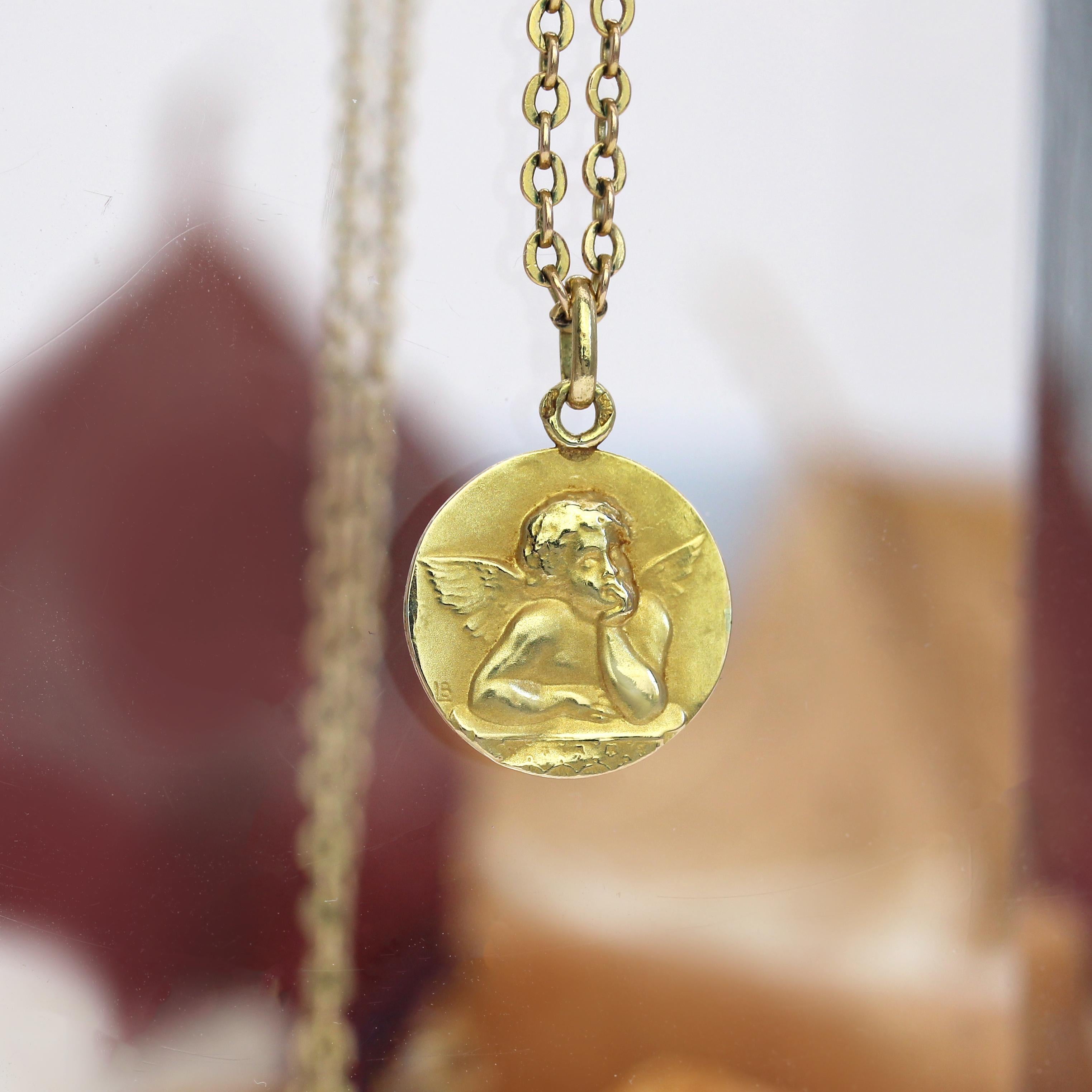 Belle Époque Pendentif médaille chérubin en or jaune 18 carats du 20e siècle français en vente