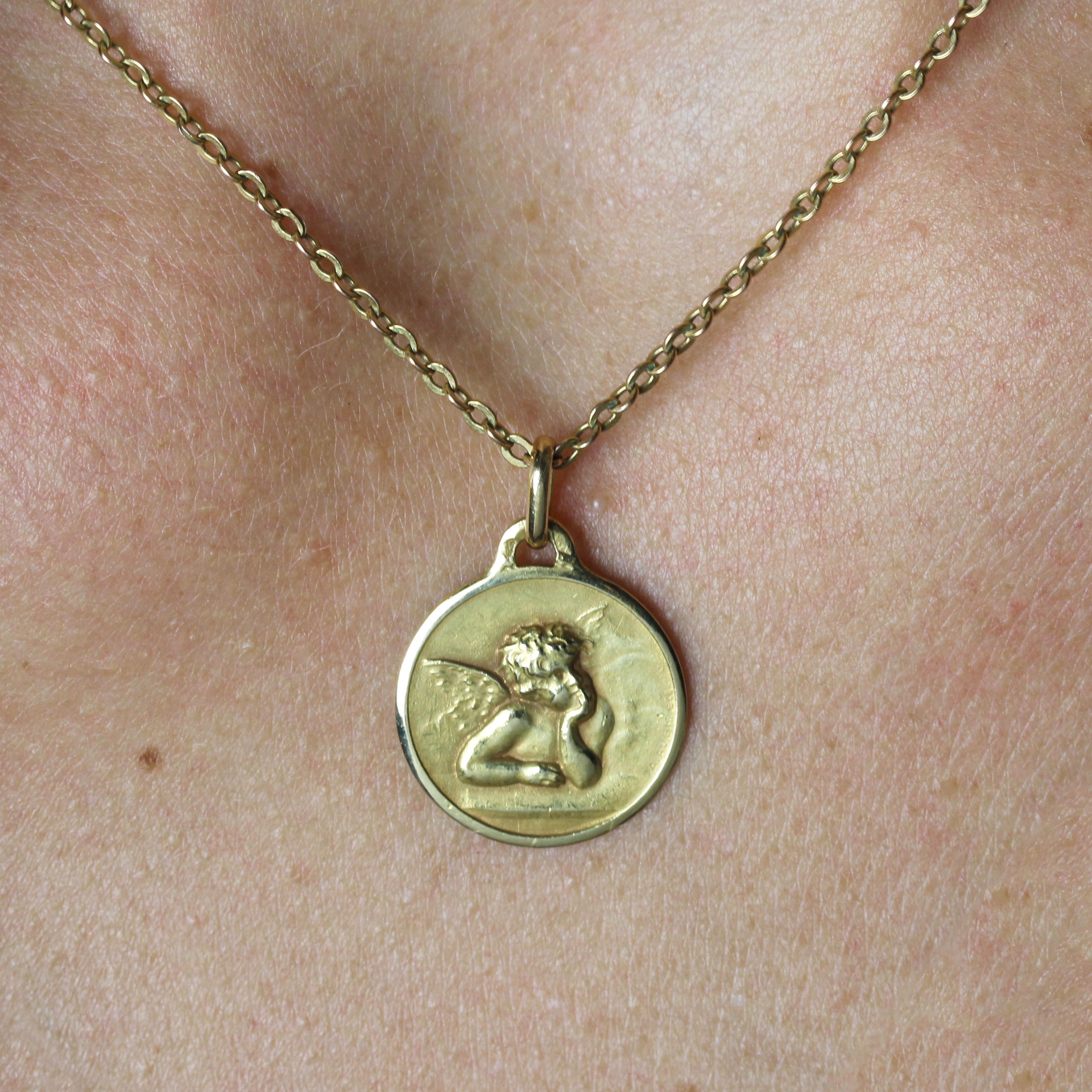 Pendentif médaille chérubin en or jaune 18 carats du 20e siècle français en vente 1