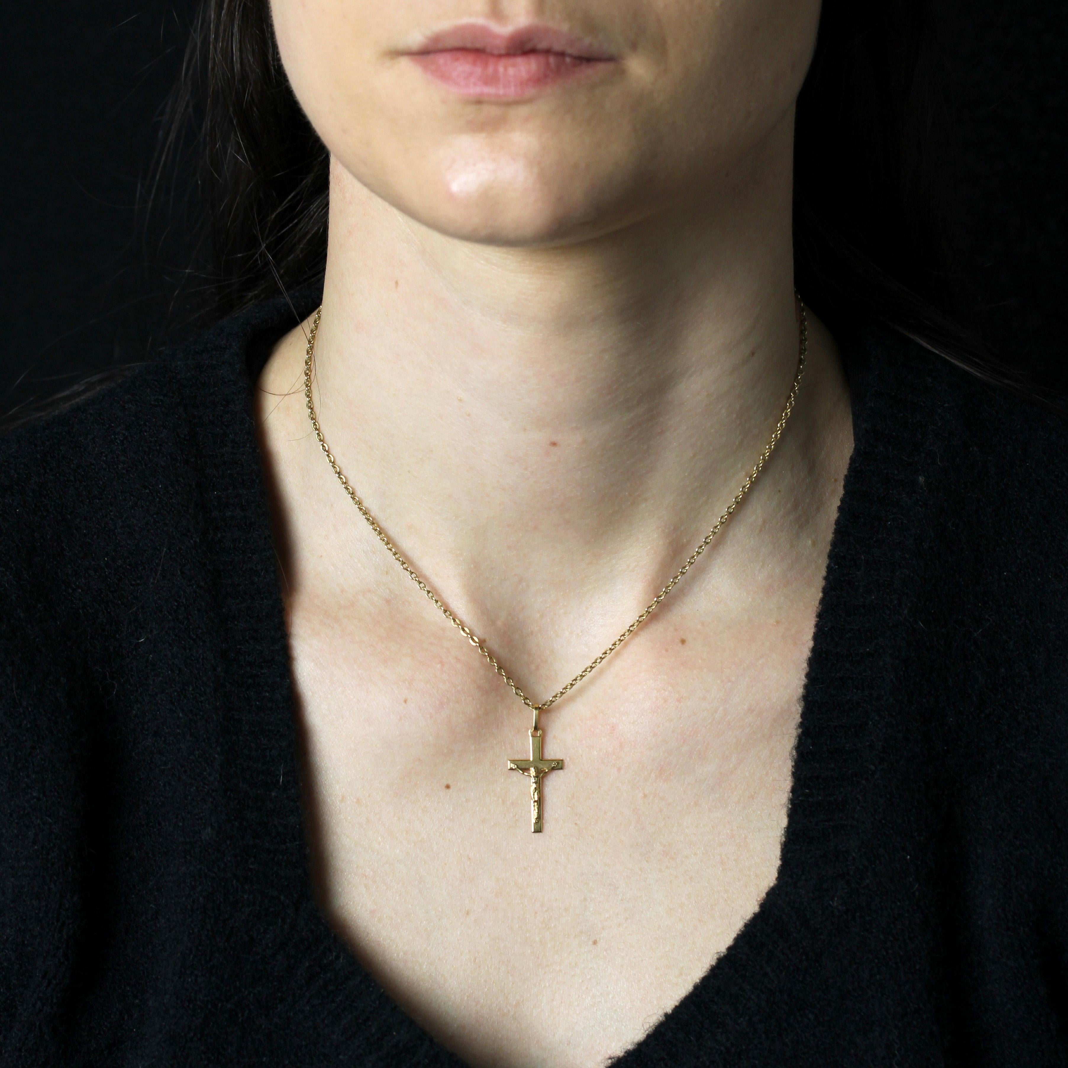 Cross in 18 karat yellow gold, eagle head hallmark.
Antique cross in yellow gold, flat and decorated with a representation of Christ.
Pendant sold alone without its presentation chain.
Height : 2.9 cm approximately, width : 1.3 cm approximately,