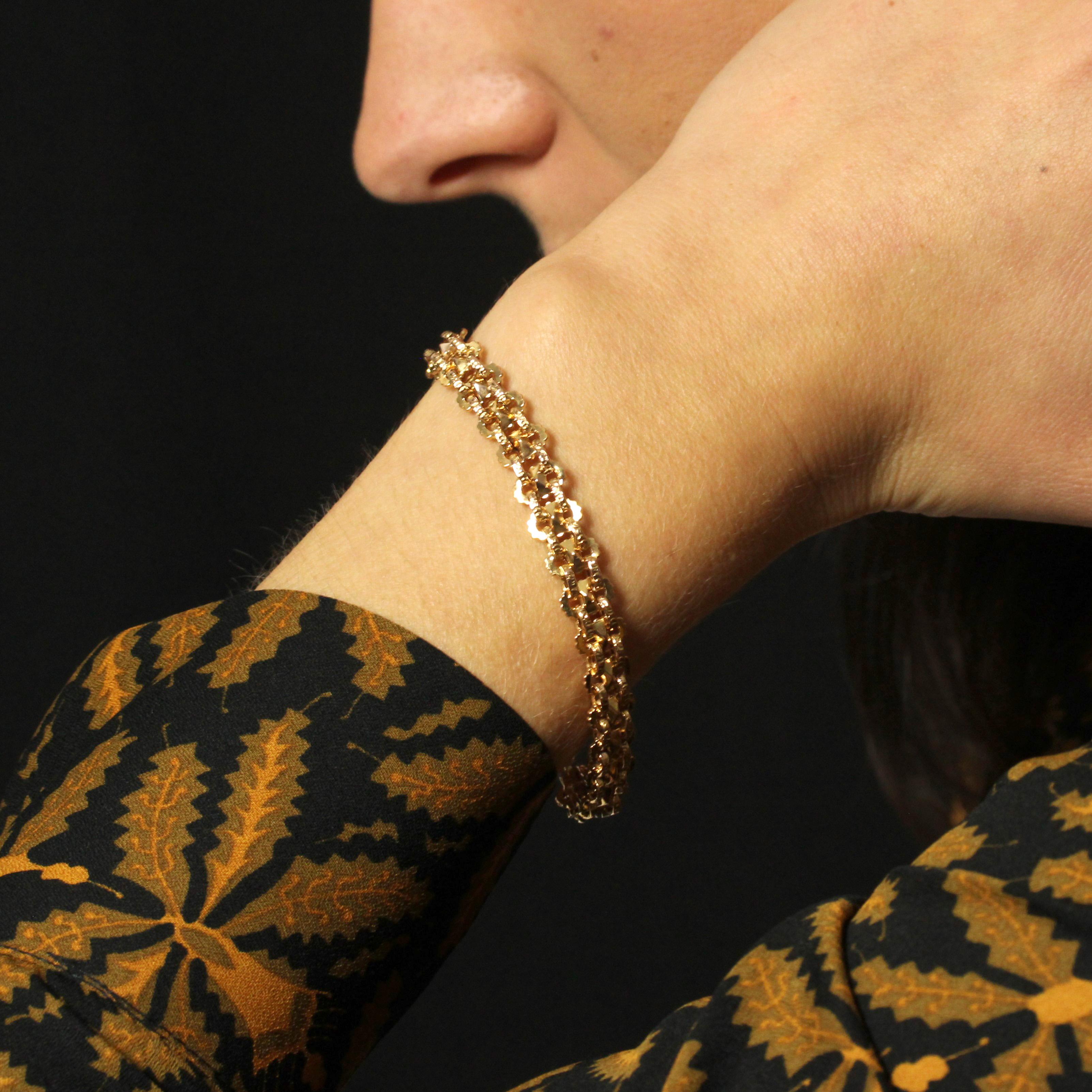 Bracelet en or jaune 18 carats, poinçon tête d'aigle.
Un bracelet en or raffiné, composé d'une double rangée de maillons diamantés et dentelés. Chaque motif est maintenu par deux anneaux en or ciselé. Le fermoir est un anneau à ressort.
Longueur :