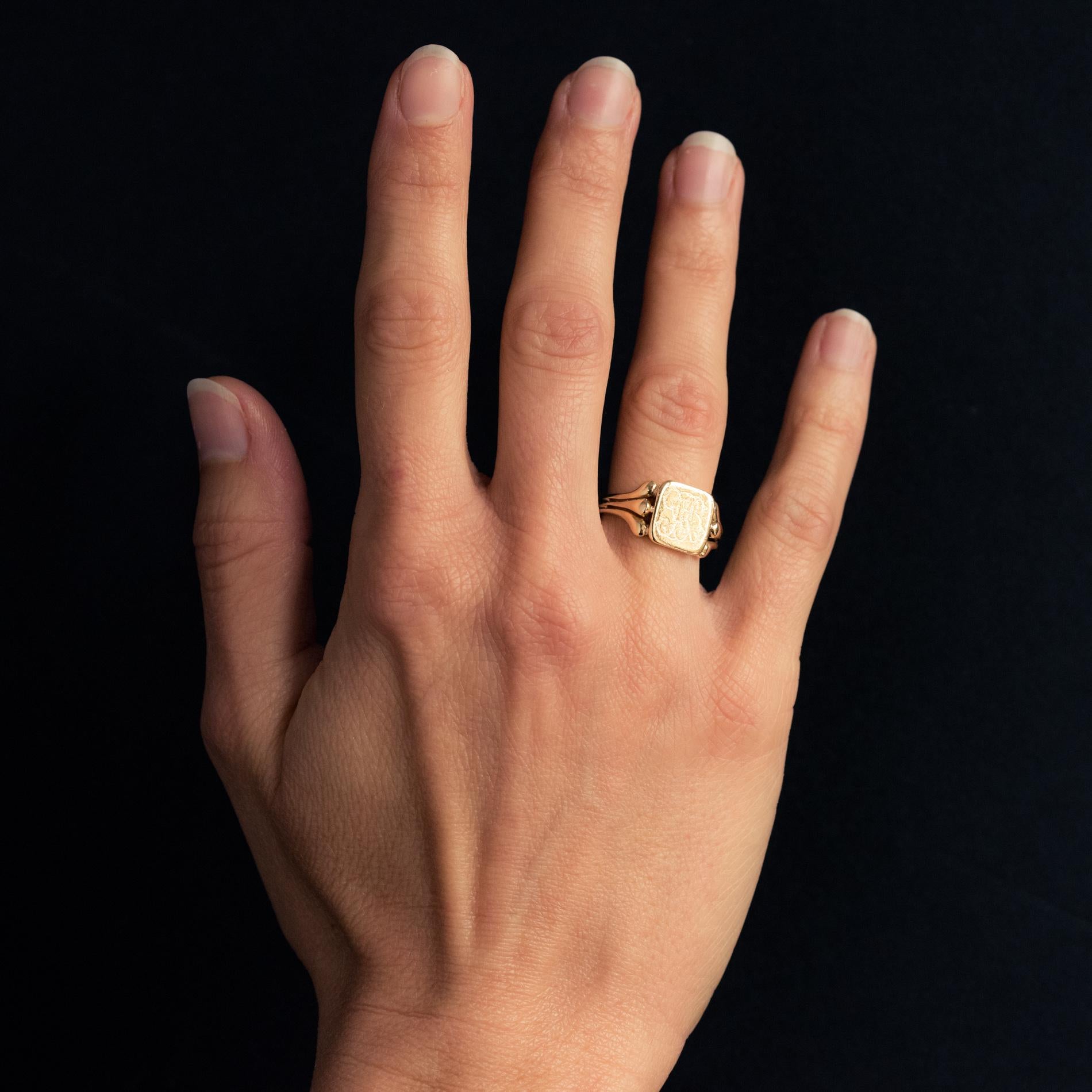 Ring in 18 karat yellow gold, horse's head hallmark.
The top of this antique signet ring is square and has the initials J G B. On either side, three openwork palmettes give the start of the ring.
Height : 10.3 mm, width : 10 mm, thickness : about 2