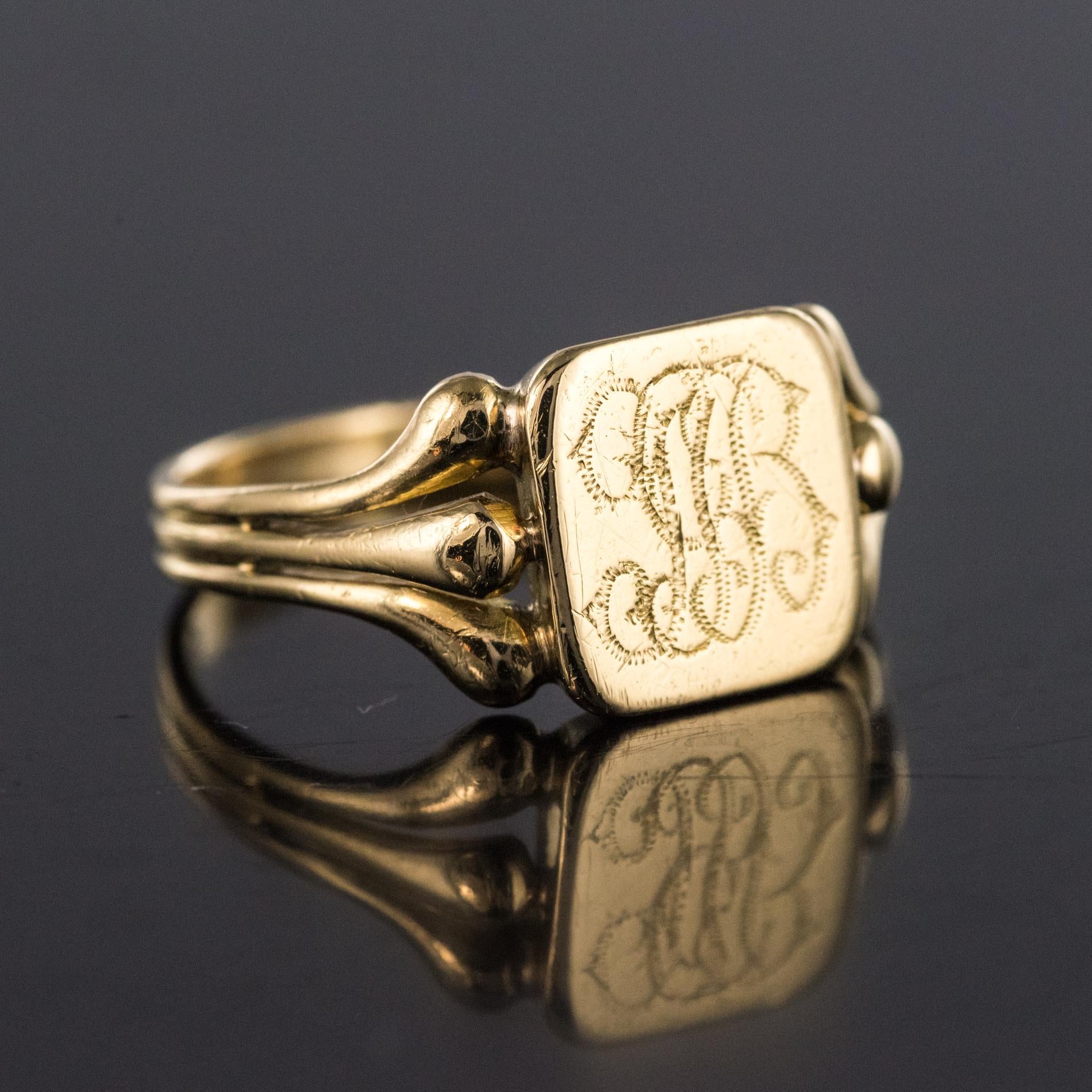 French 20th Century 18 Karat Yellow Gold Engraved Signet Ring In Good Condition For Sale In Poitiers, FR