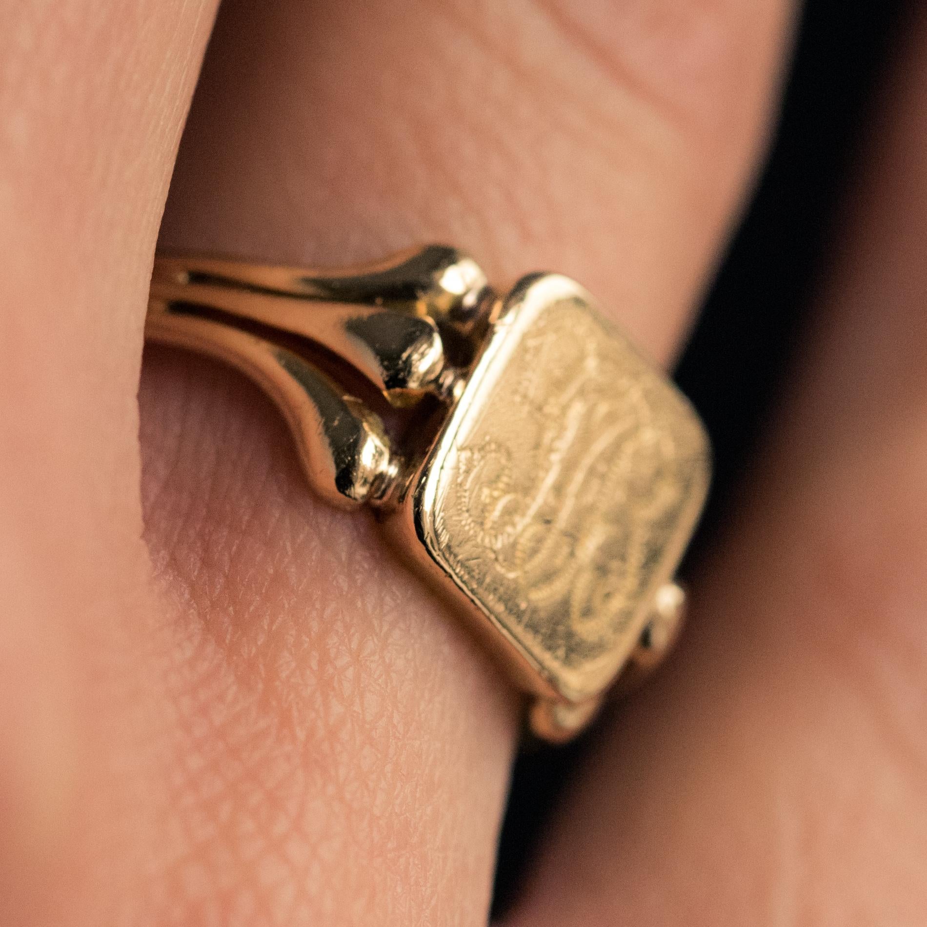 Women's or Men's French 20th Century 18 Karat Yellow Gold Engraved Signet Ring For Sale