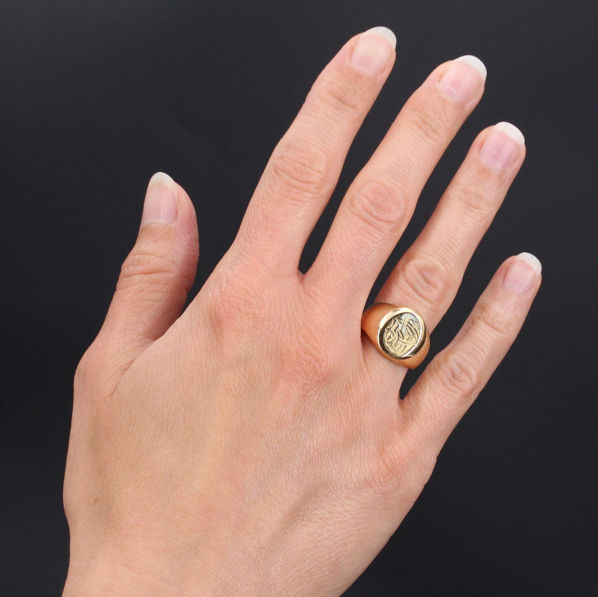 Ring in 18 karat yellow gold, own hallmark.
Antique massive signet ring, it presents on its top an oval plate, engraved with the initials 