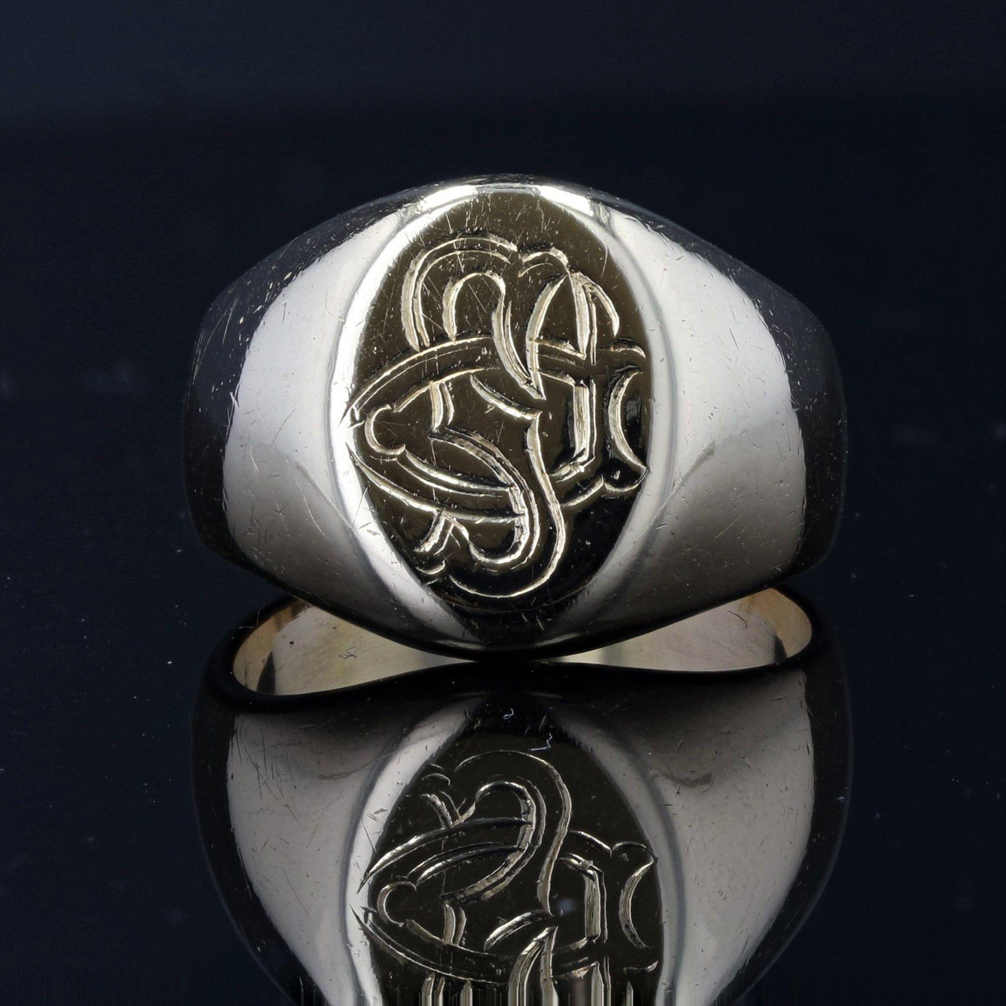 French 20th Century 18 Karat Yellow Gold Engraved with Initials Signet Ring In Good Condition For Sale In Poitiers, FR
