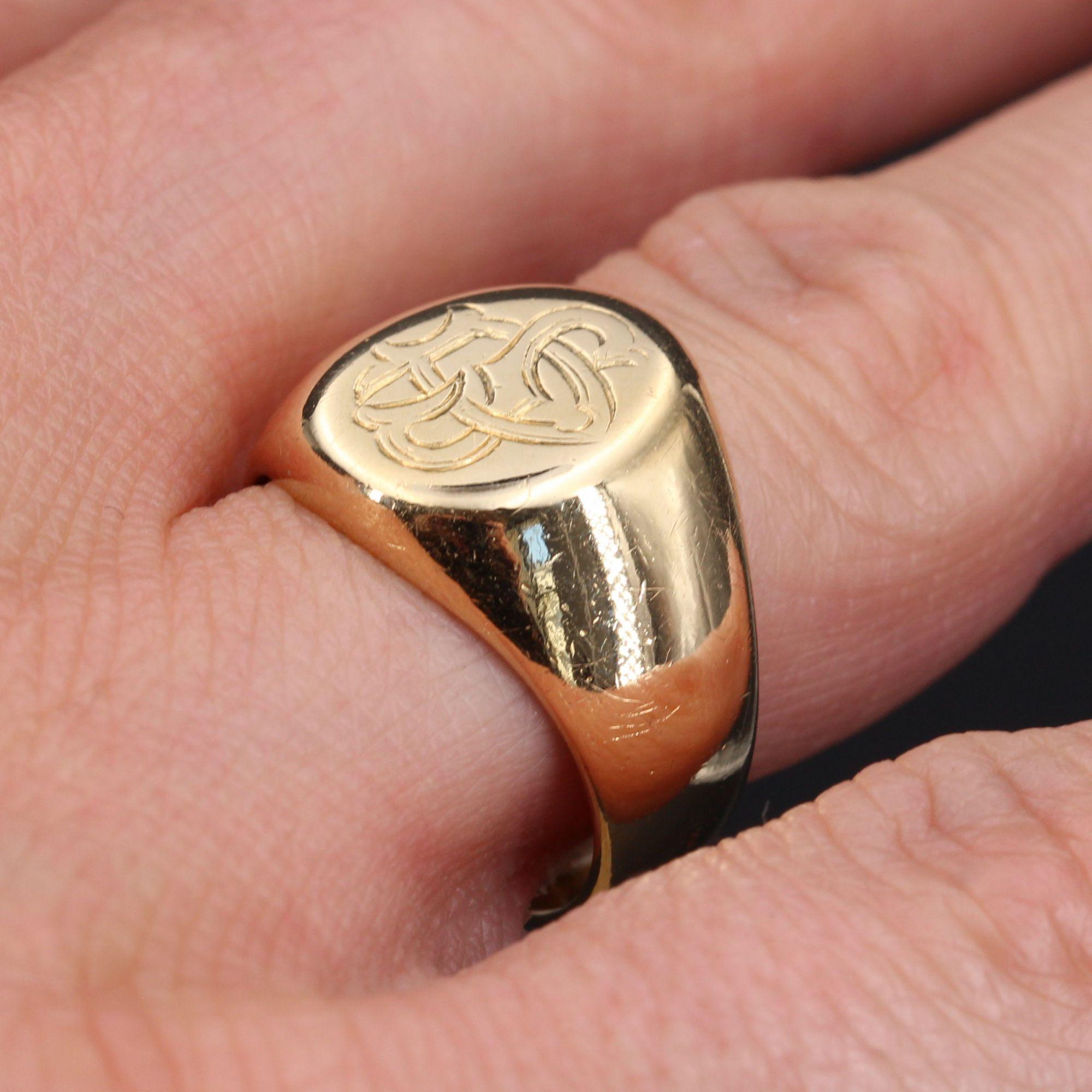 French 20th Century 18 Karat Yellow Gold Engraved with Initials Signet Ring For Sale 1