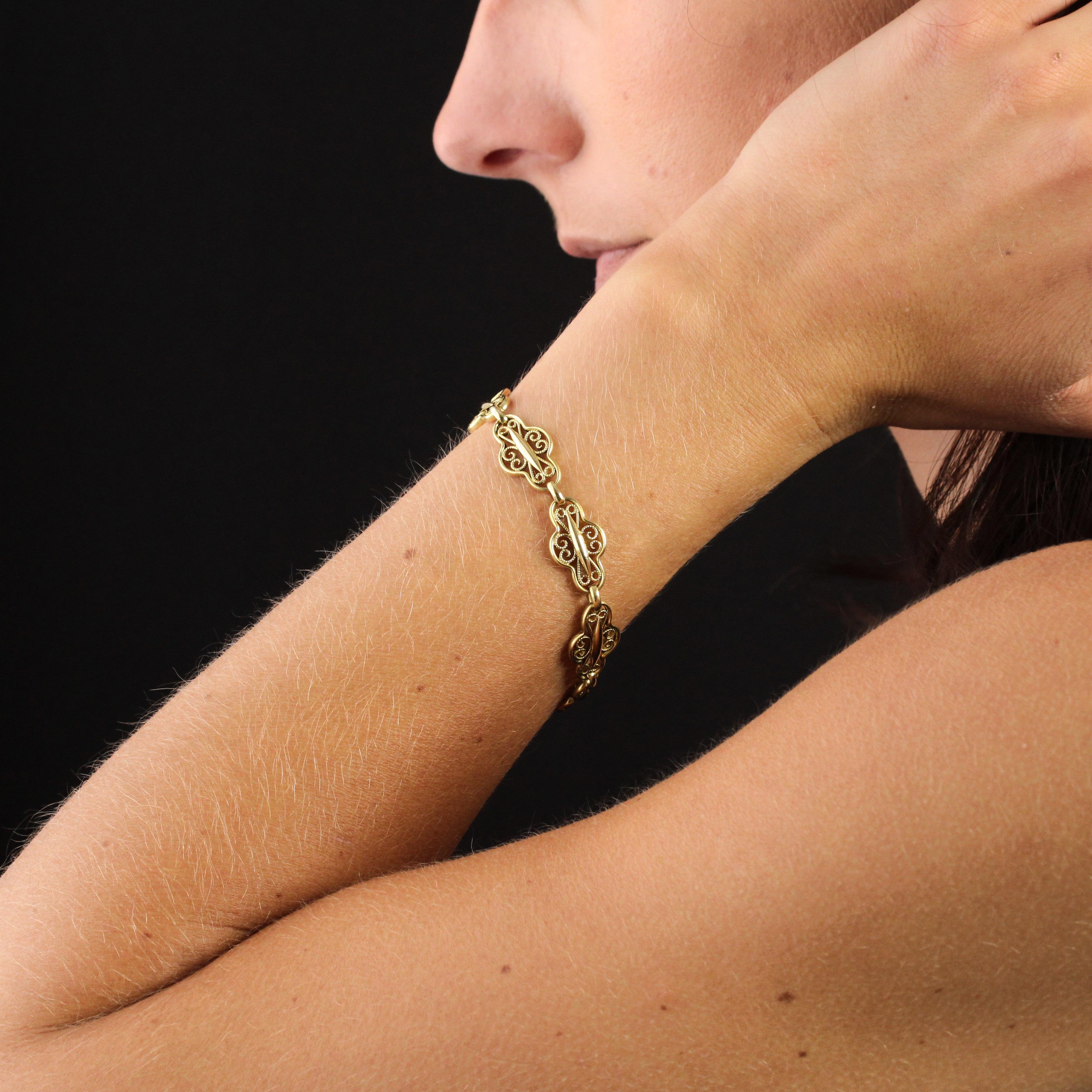Bracelet in 18 karat yellow gold, eagle head hallmark.
This elegant yellow gold bracelet features 8 multi-lobed links, openworked with filigree decoration and adorned with a gold spindle on top. Each link is separated from the other by an oval link,
