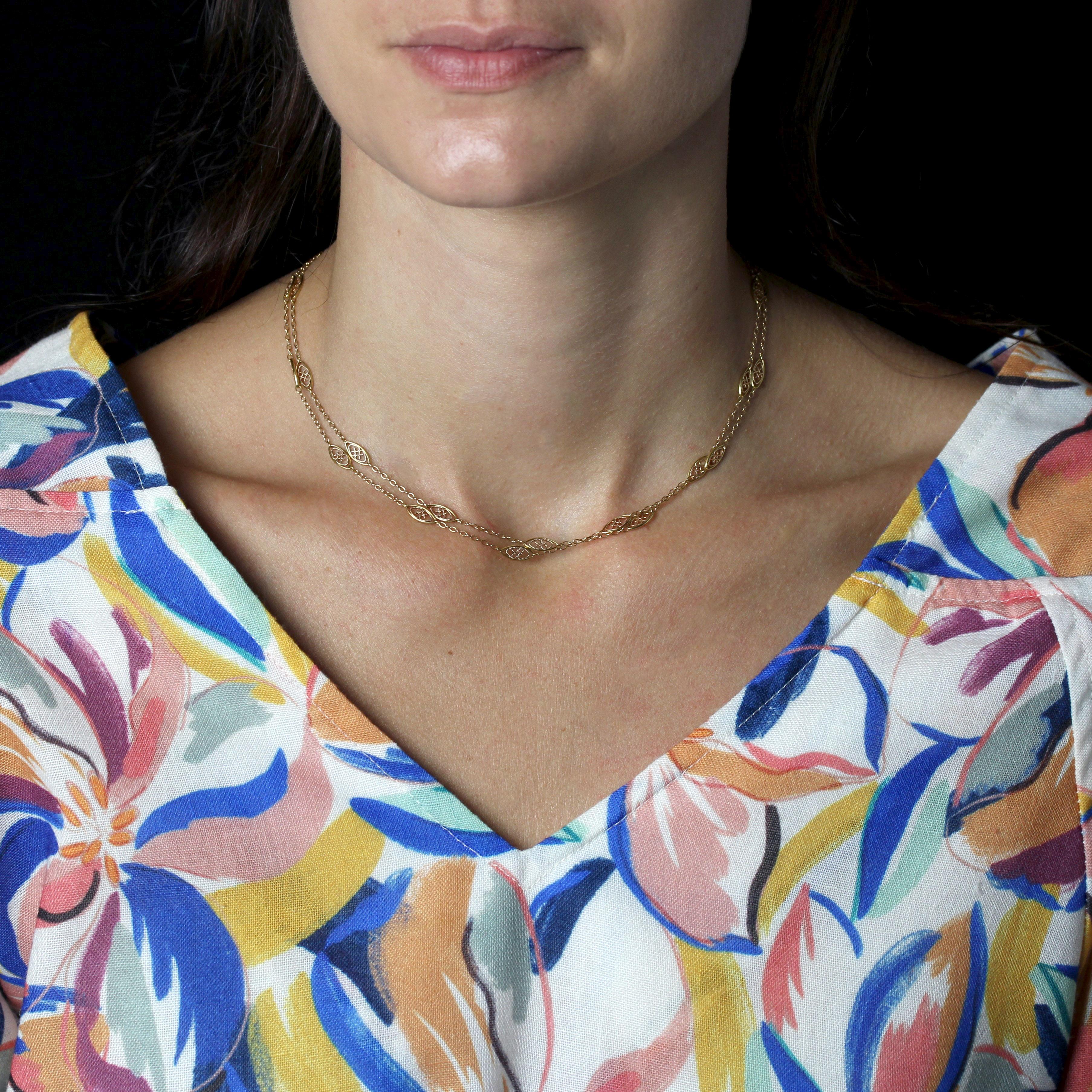 Collana in oro giallo 18 carati, marchio di garanzia Testa d'aquila.
Questa delicata collana antica è composta da una catena con motivi in filigrana. La chiusura è a molla.
Lunghezza: 81 cm circa, larghezza del modello: 4,1 mm circa, larghezza della
