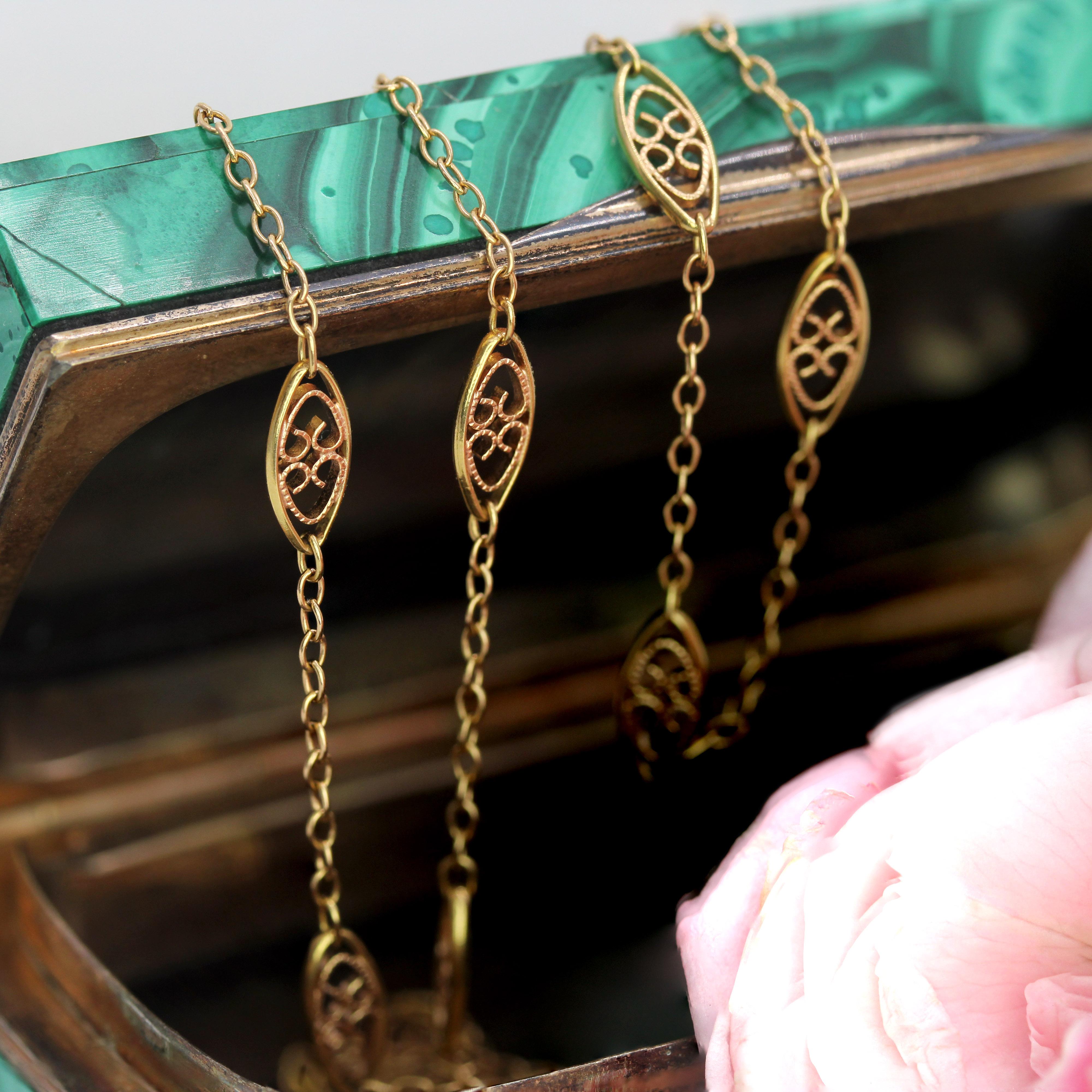 Belle Époque Collana lunga in filigrana d'oro giallo 18 carati francese del XX secolo in vendita