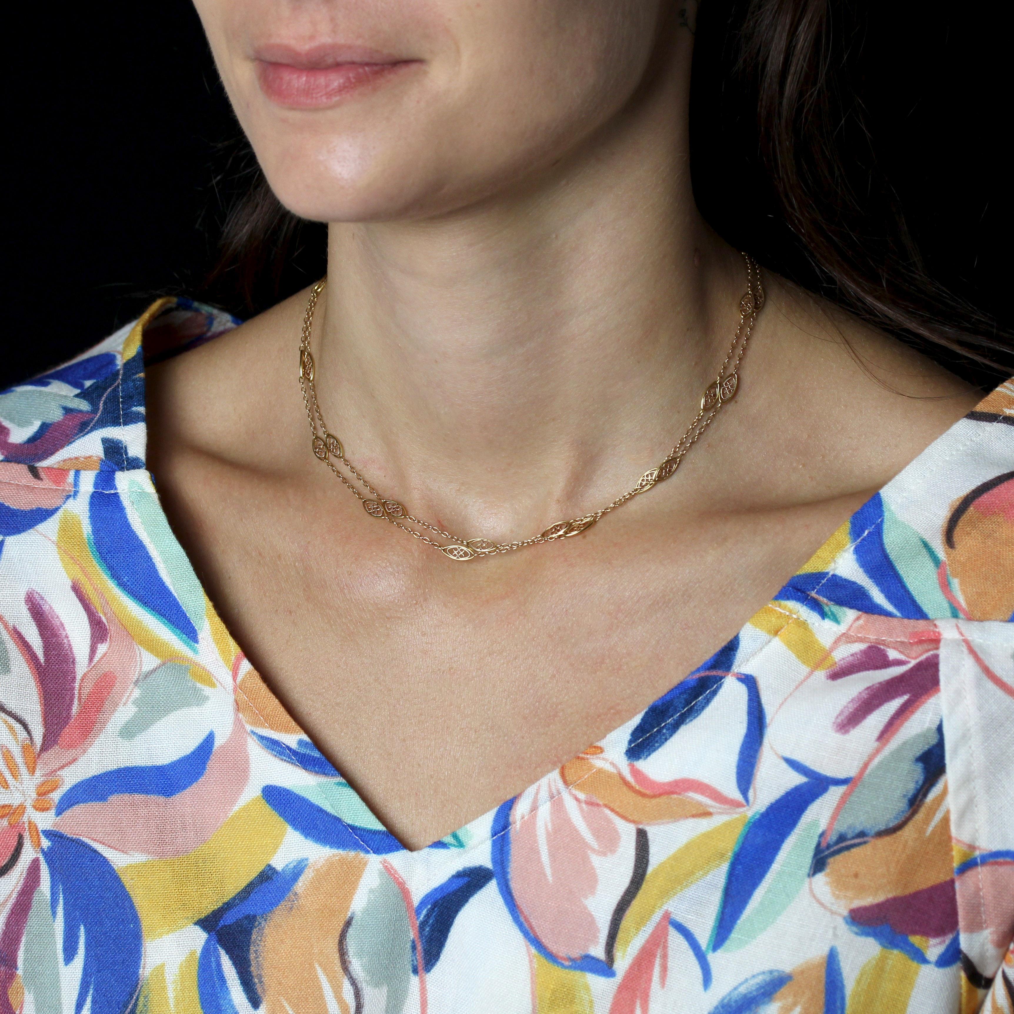 Collana lunga in filigrana d'oro giallo 18 carati francese del XX secolo in vendita 2