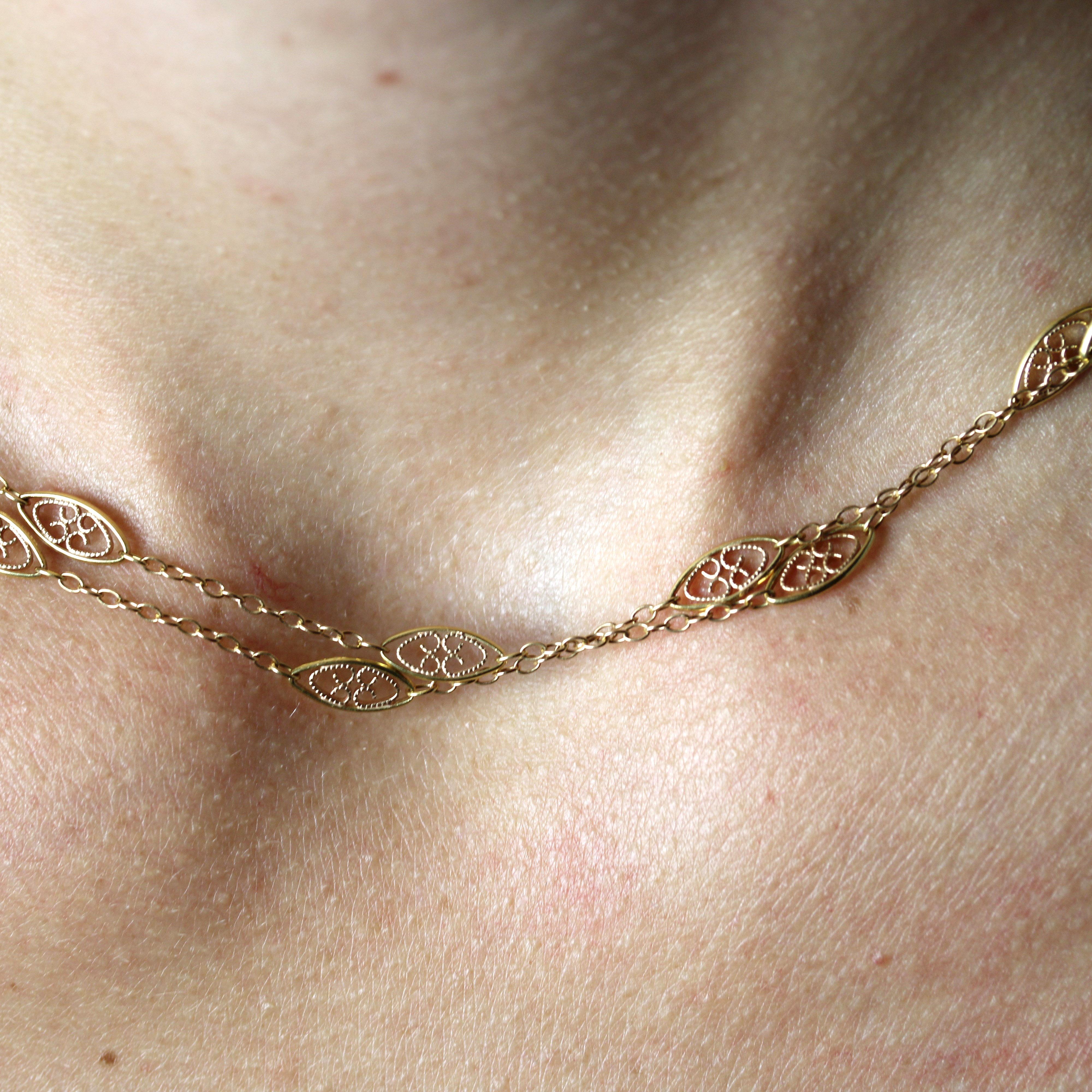 Collana lunga in filigrana d'oro giallo 18 carati francese del XX secolo in vendita 3