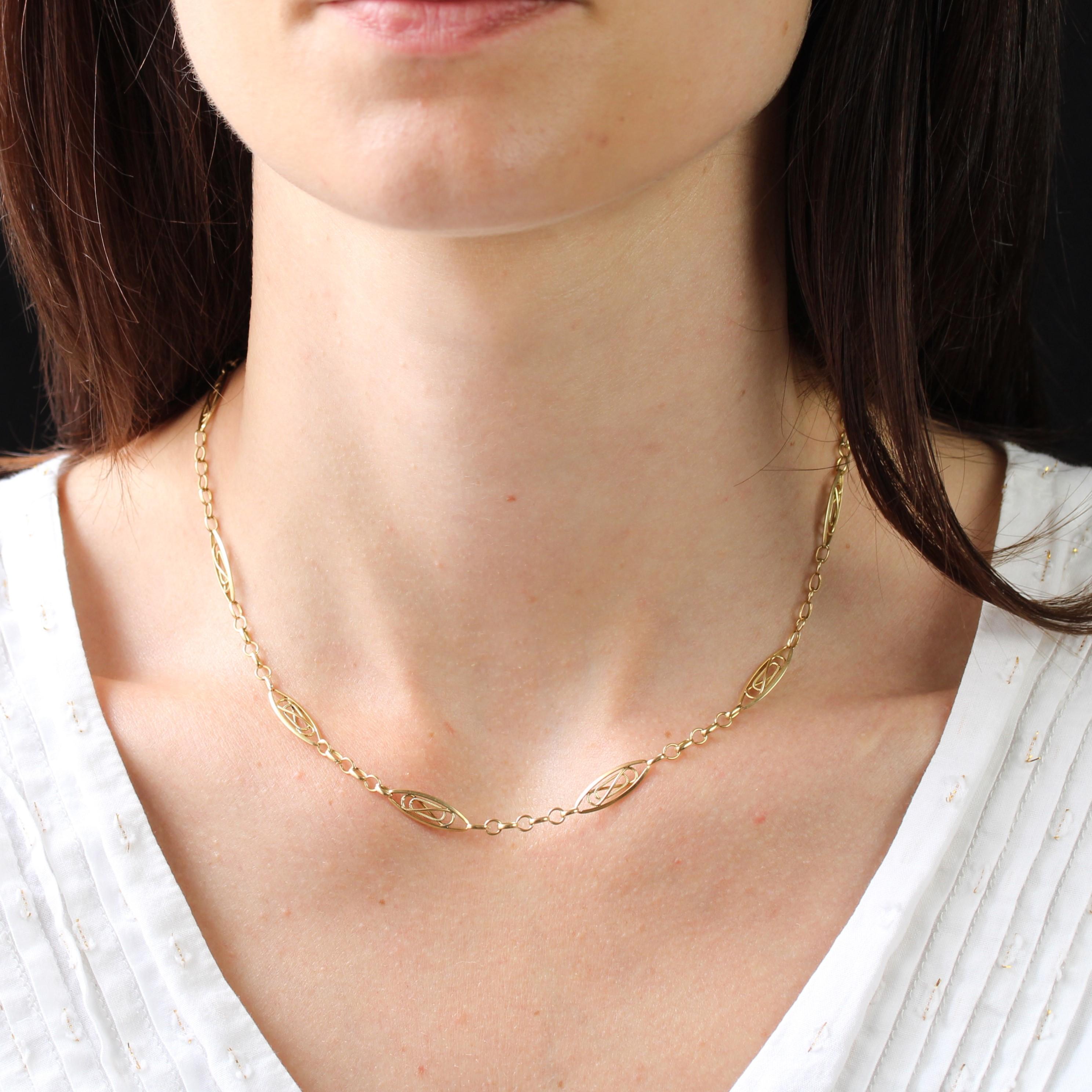 Chain in 18 karat yellow gold, eagle head hallmark.
Elegant antique necklace chain featuring alternating jaseron and oval mesh, interspersed with openwork shuttle motifs and partially gadrooned staple motifs. The clasp is a spring ring.
Length : 42