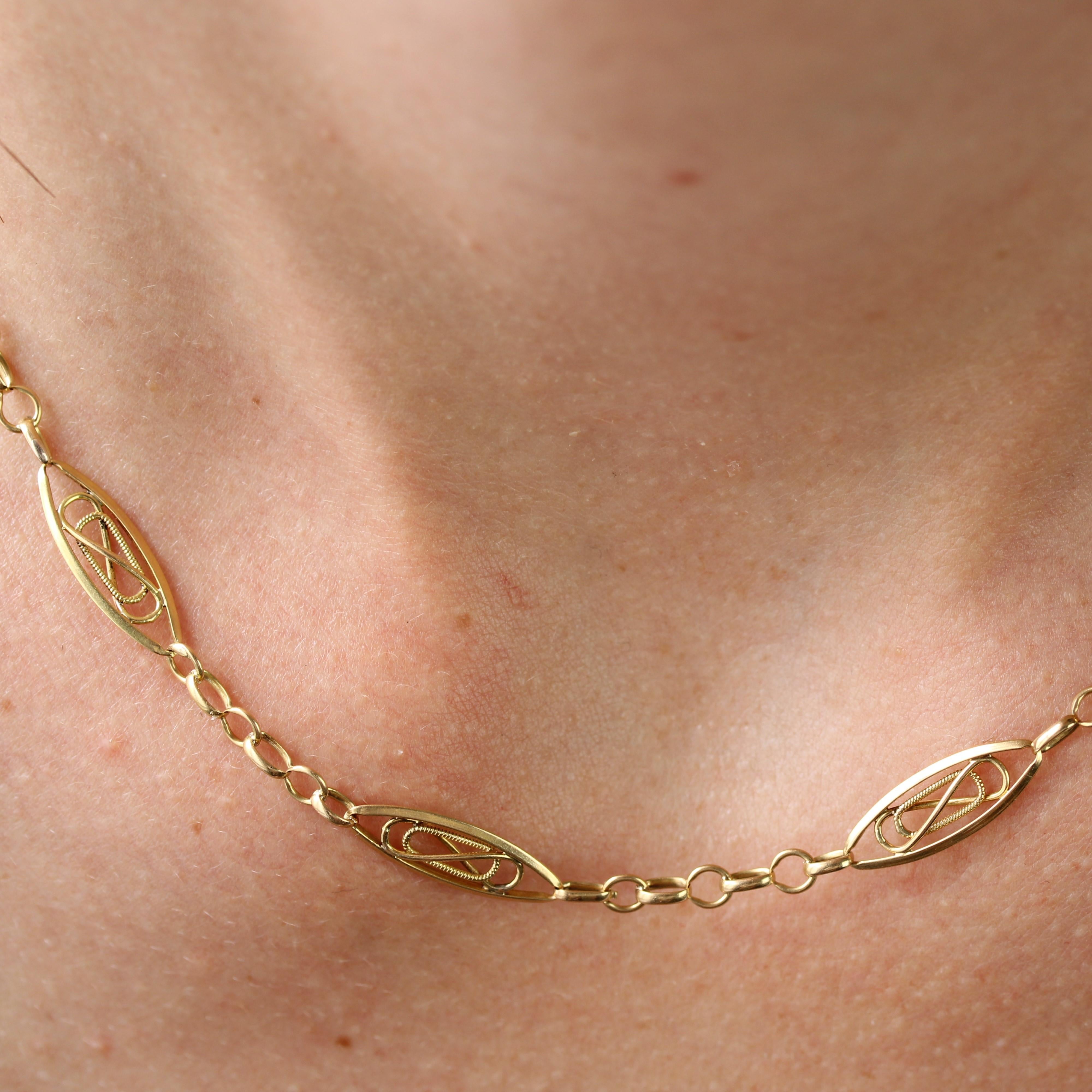 French 20th Century 18 Karat Yellow Gold Filigree Mesh Links Chain 4