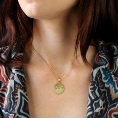 Pendentif français du XXe siècle en or jaune 18 carats en forme de médaille « Dropsy » pour la première communion